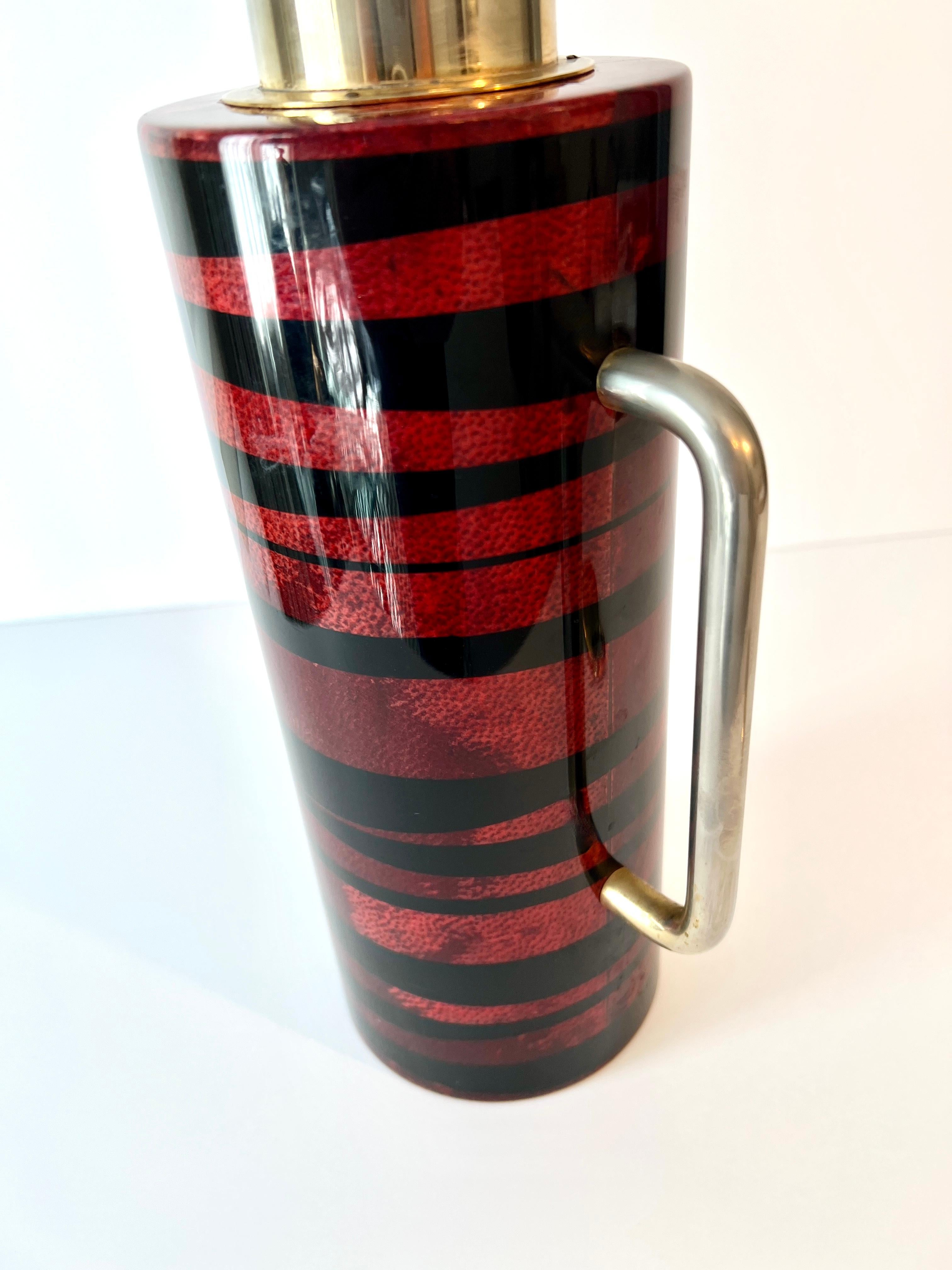 Ottone Anche la brocca da cocktail calda e fredda in pelle di capra e ottone di Tura con accenti in ottone in vendita