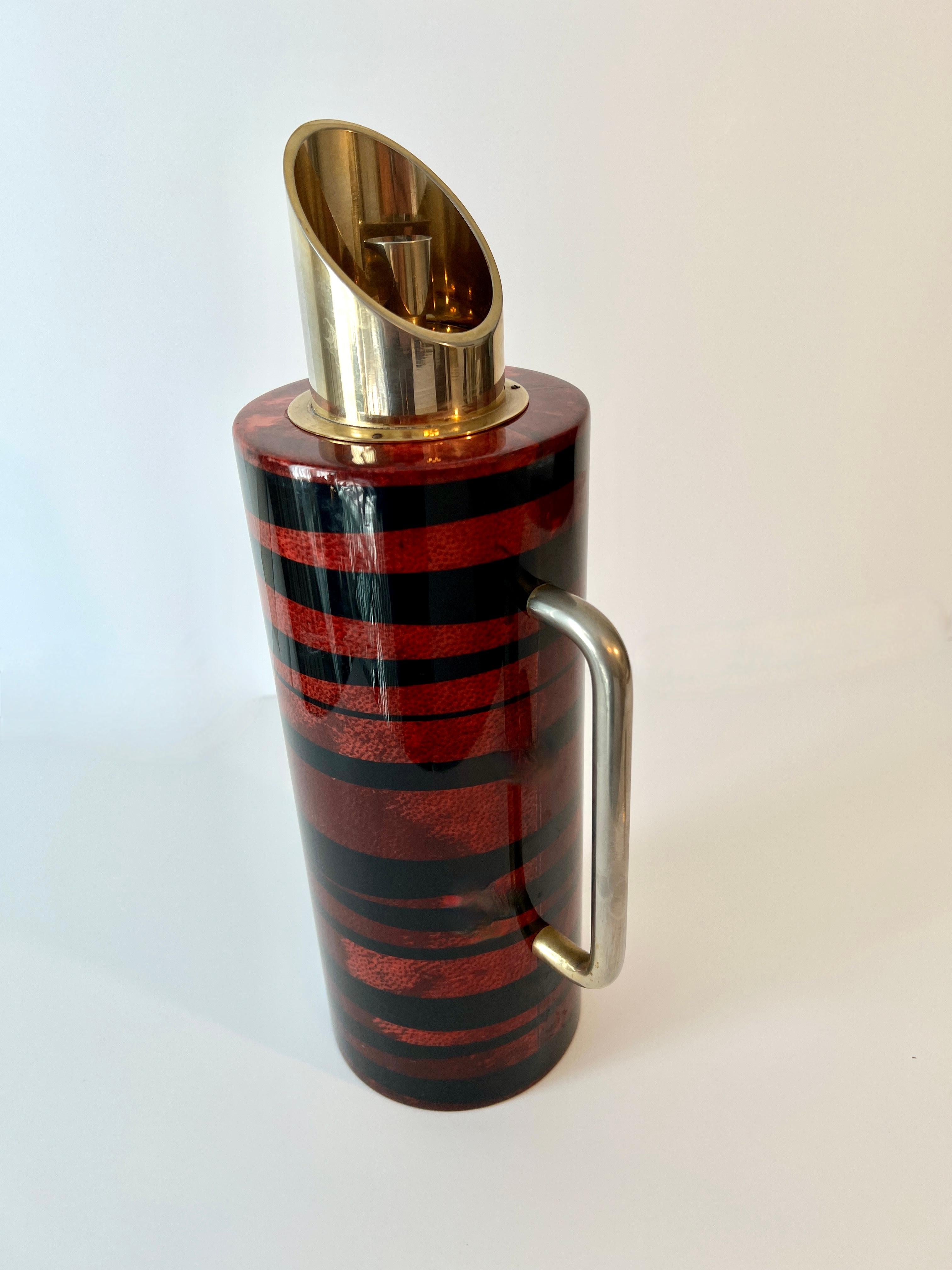 Anche la brocca da cocktail calda e fredda in pelle di capra e ottone di Tura con accenti in ottone in vendita 1