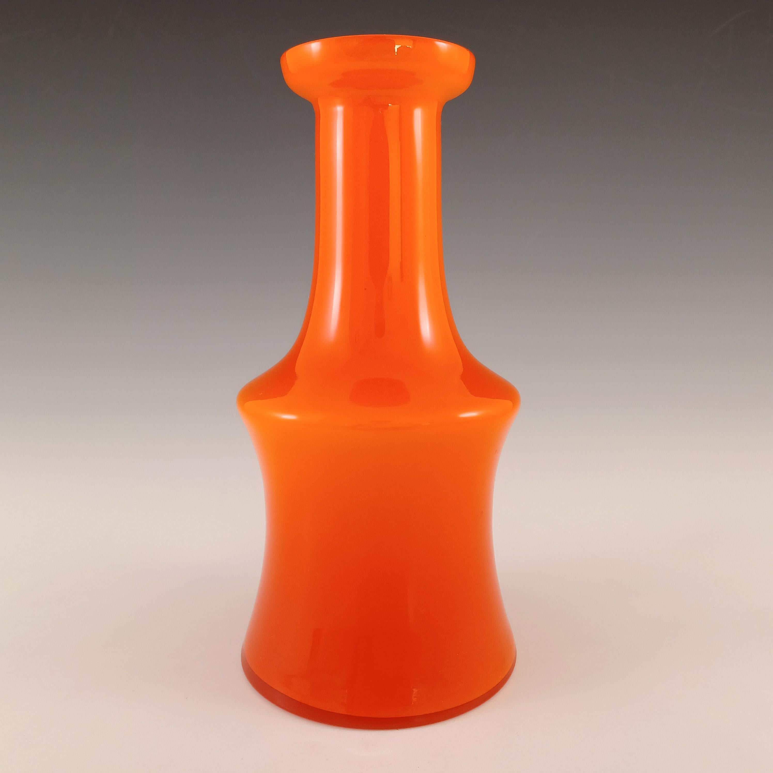 Uno splendido vaso scandinavo in vetro incamiciato arancione brillante degli anni '60/'70 con involucro interno bianco opalino. Prodotto da Alsterfors in Svezia, modello numero AV 281/20.

Dimensione
Misura circa 8 pollici di altezza e 4 pollici di