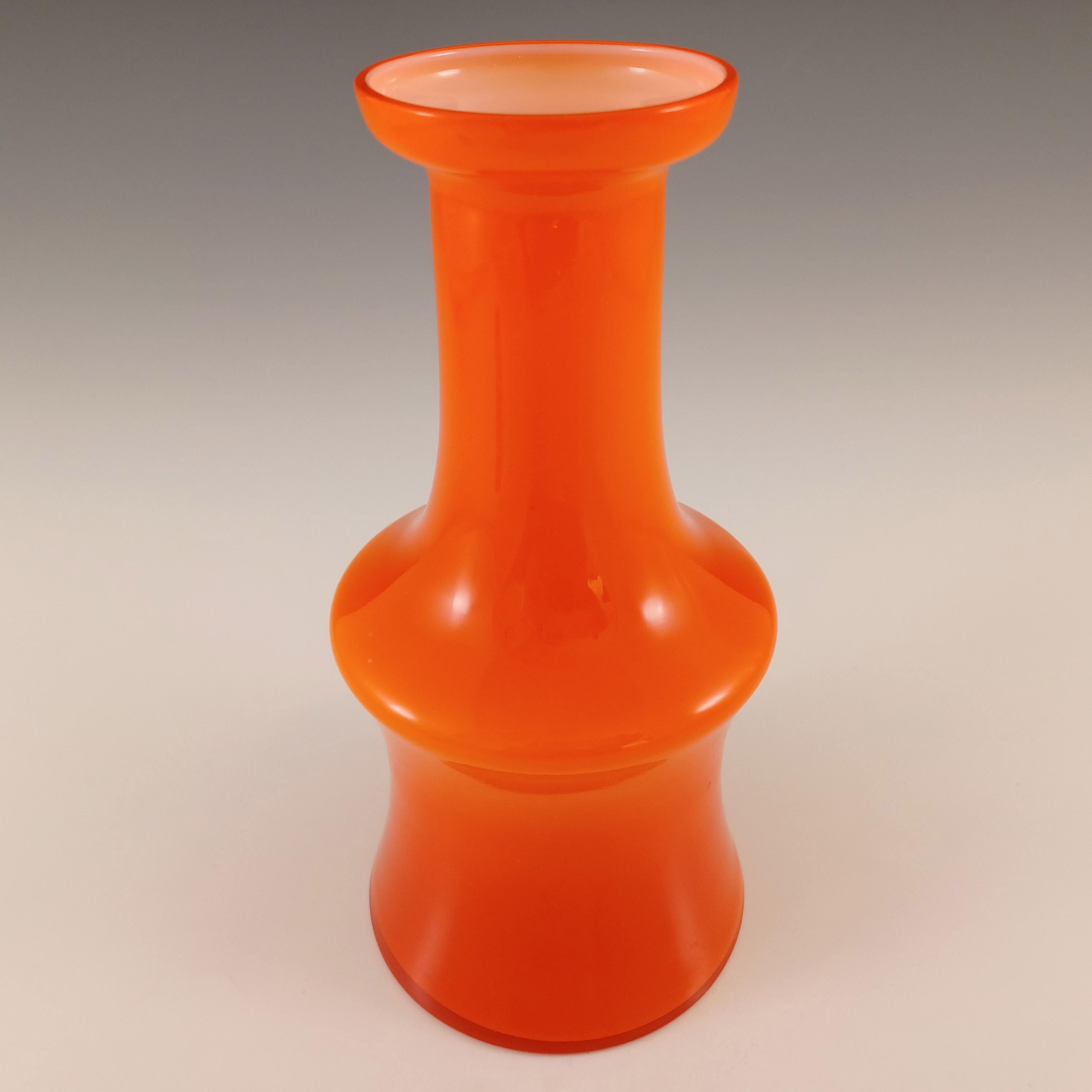 Mid-Century moderno Alsterfors #AV281/20 Vaso in vetro opalino arancione svedese in vendita