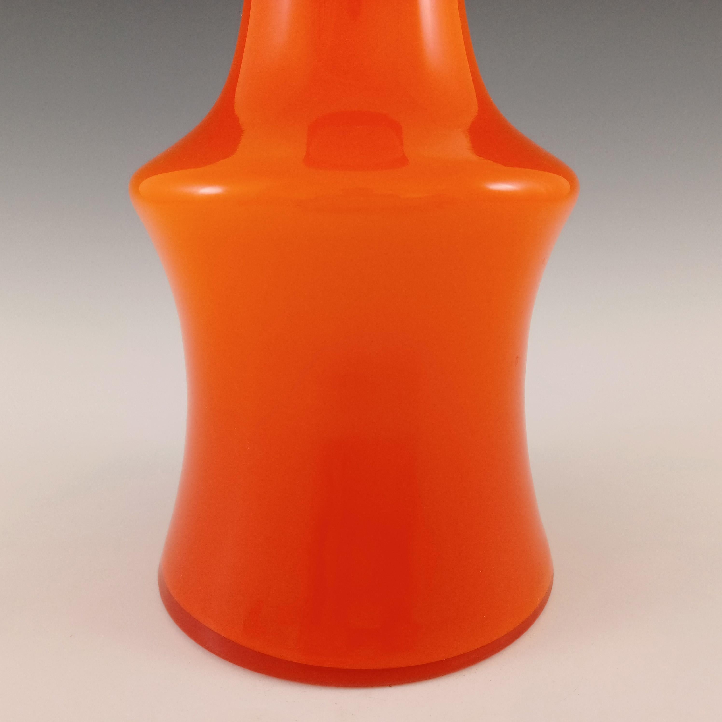 Svedese Alsterfors #AV281/20 Vaso in vetro opalino arancione svedese in vendita