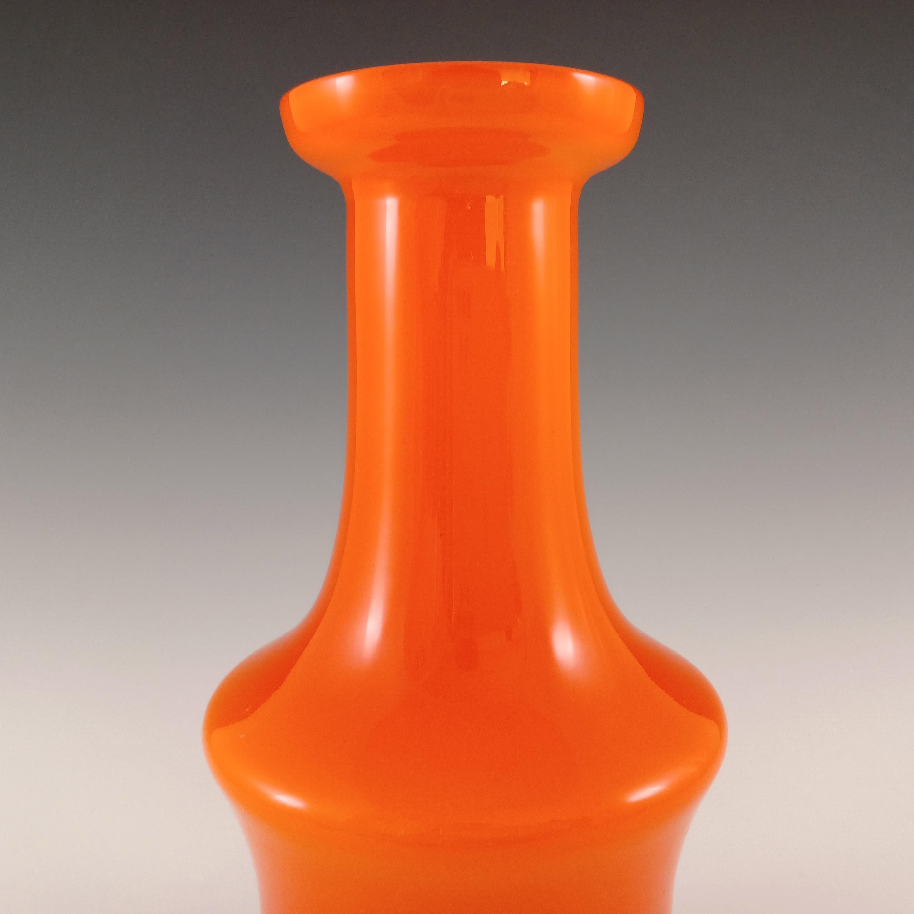 Fatto a mano Alsterfors #AV281/20 Vaso in vetro opalino arancione svedese in vendita