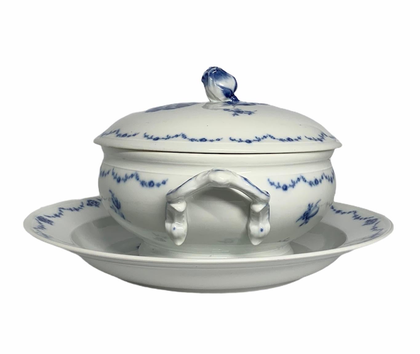 Alt Furstenberg Porcelain Lottine Round Tureen In Good Condition For Sale In Guaynabo, PR