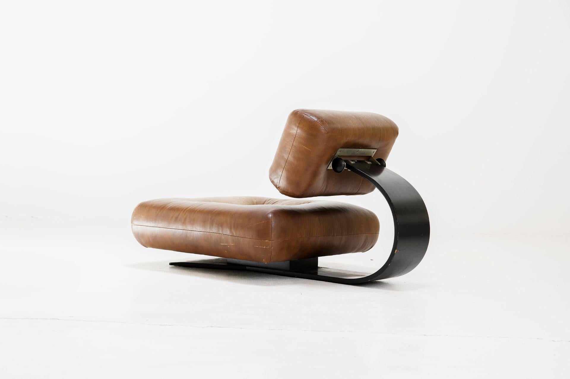 Armchair model “Alta”
Manufactured by Tendo Brasileira Brasil, 1978 Leather, painted and molded plywood, steel
Measurements
104,1 cm x 68,6 cm x 56,h5 cm 41 in x 27 in x 22,3h in