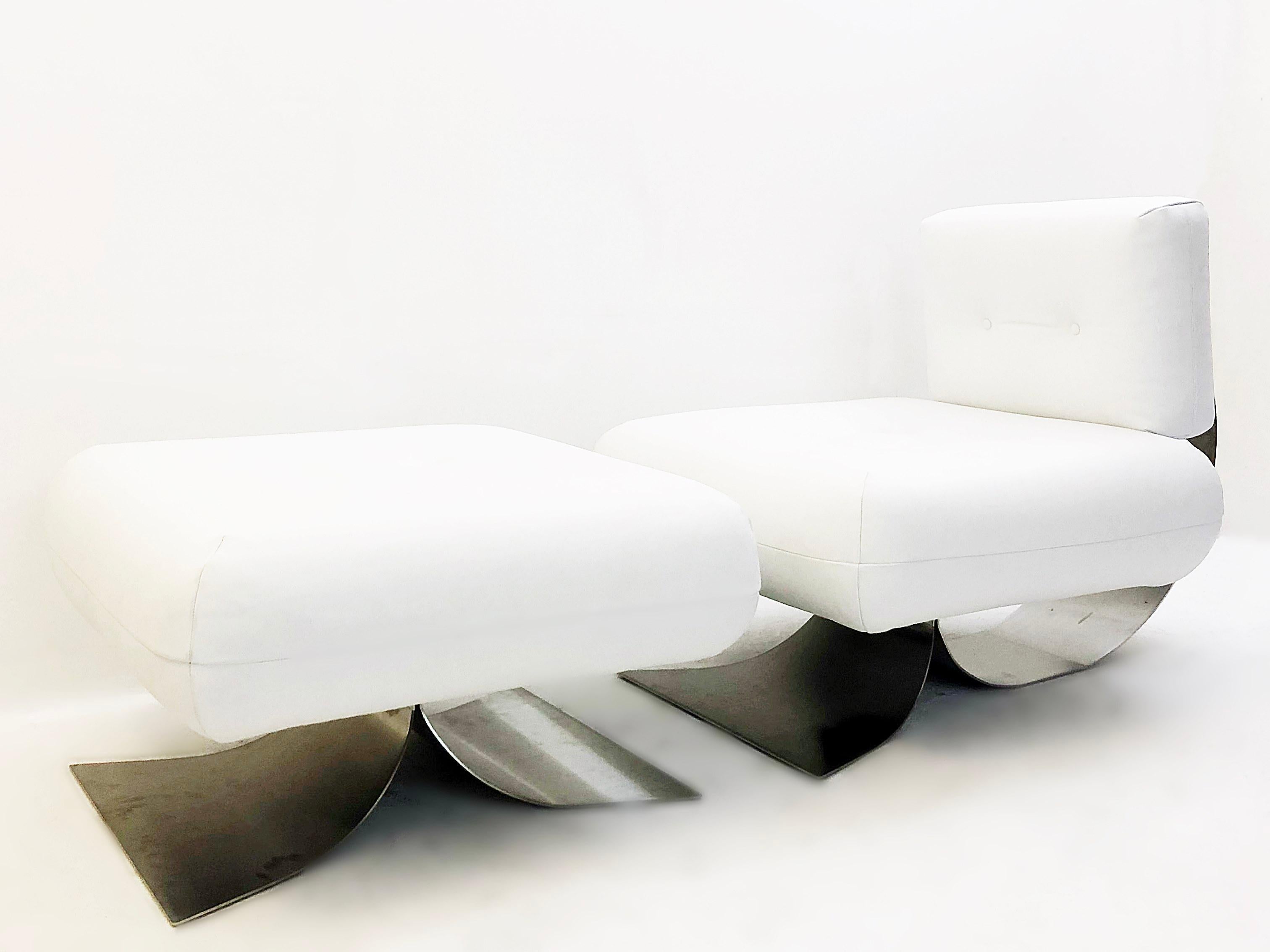 Iconic lounge chair and ottoman designed by Oscar Niemeyer for Mobilier International in the 1970s. Steel structure, bakelite knobs, white leather.