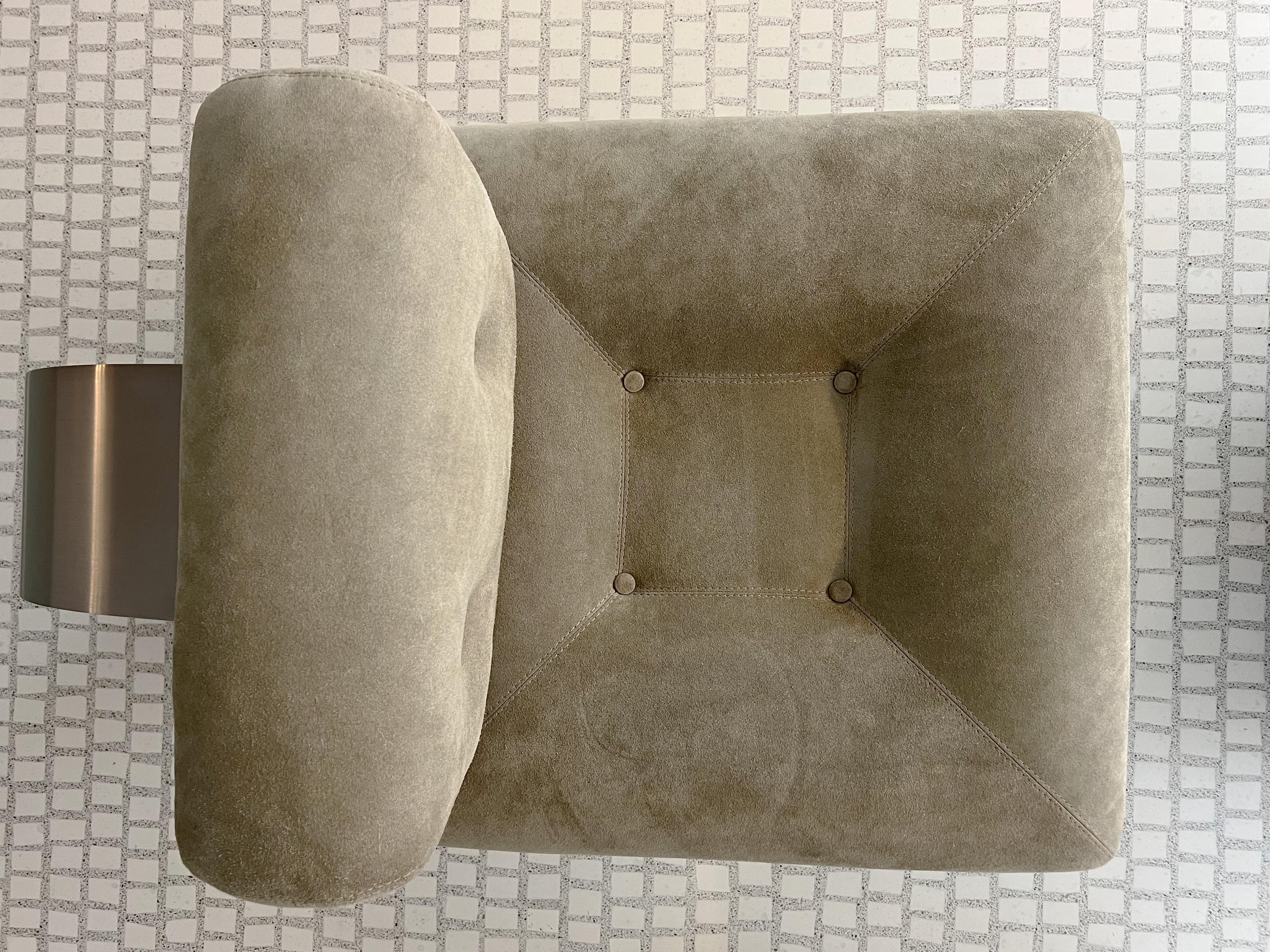 Designed by Oscar Niemeyer and Re-edited by ETEL

The unusual suede finish in a soft grey-green colour makes this iconic piece special.

Created in the 1970s by Oscar Niemeyer and his daughter Anna Maria, the Poltrona Alta is an icon of Brazilian