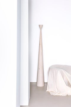 Lampada Alta, di Rain, Lampada da terra contemporanea, in legno massiccio scolorito