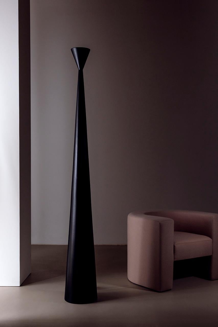 Ébénisé Lampadaire contemporain Alta, par Rain, bois ébénisé massif en vente