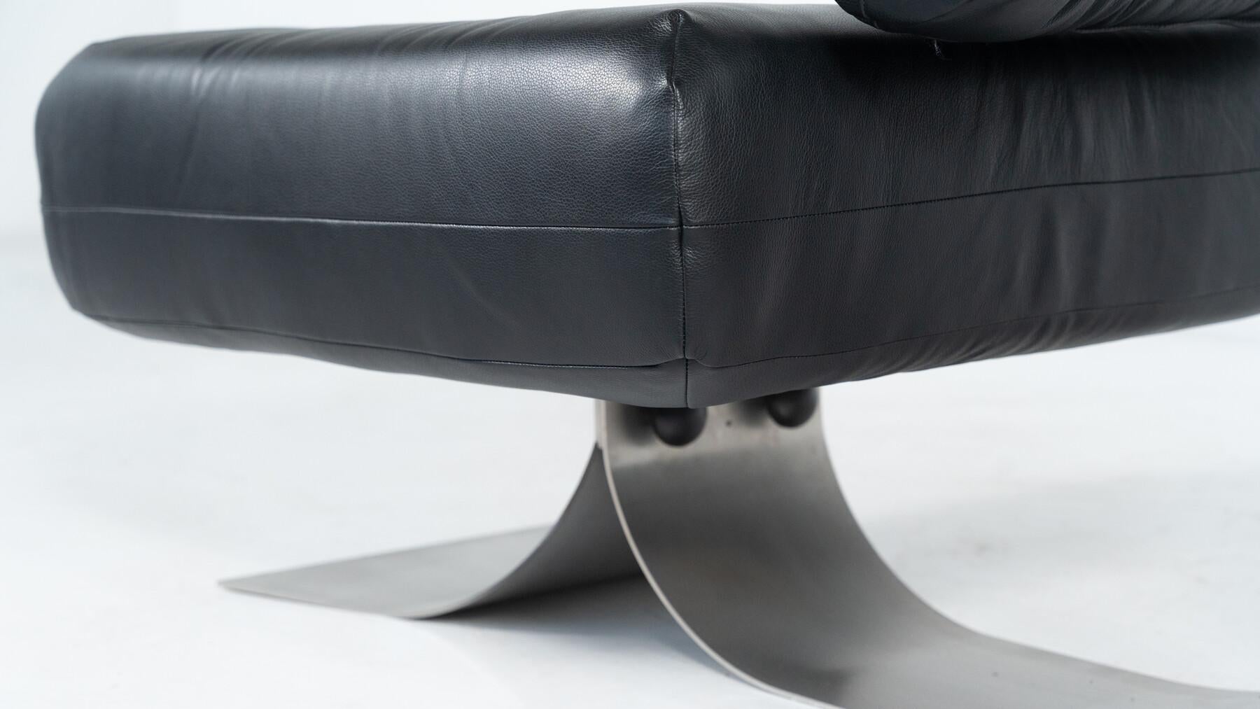 Loungesessel und Ottomane „Alta“ von Oscar Niemeyer für Mobilier International 3