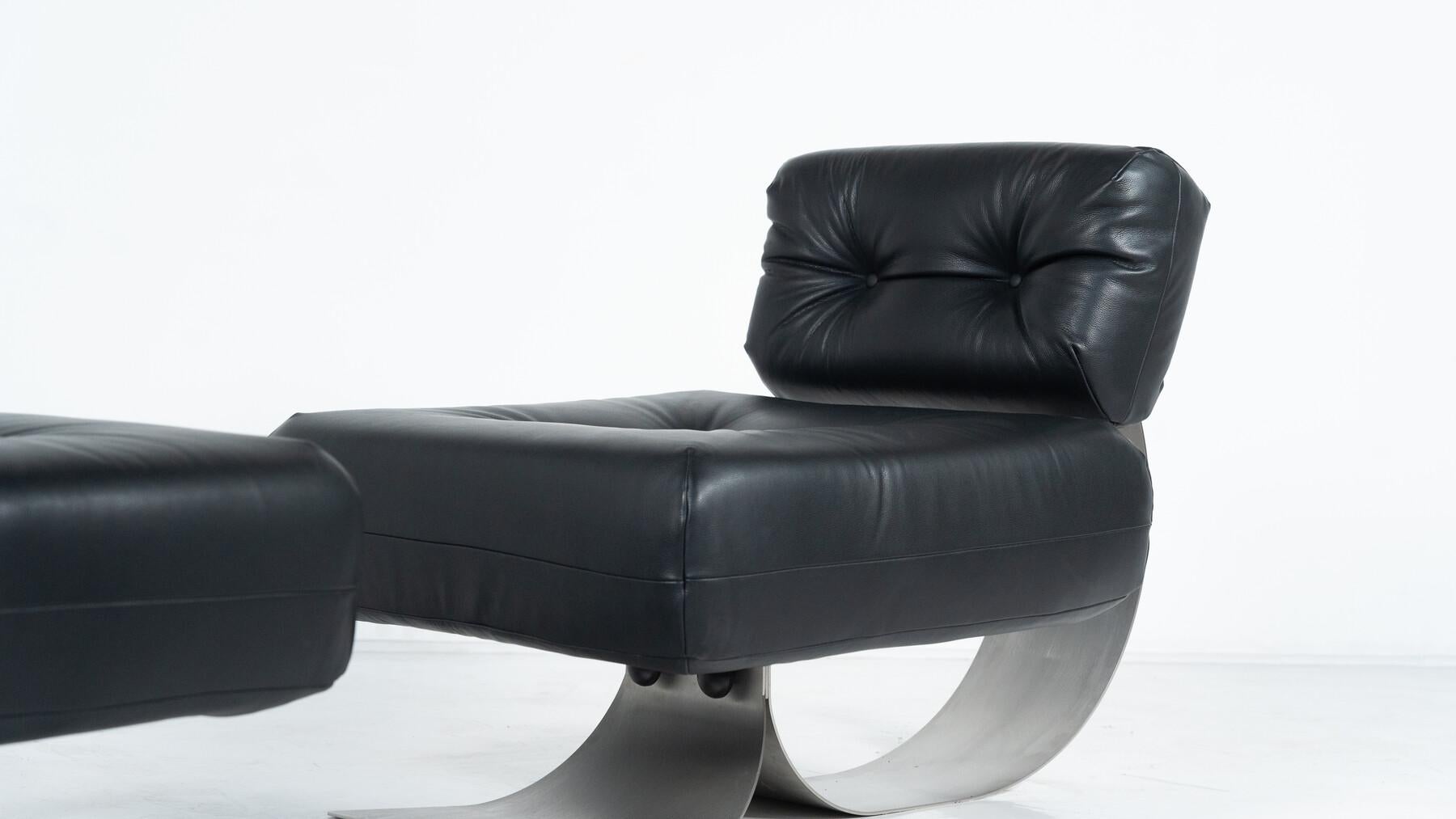Schwarzer Ledersessel und Ottomane aus der Jahrhundertmitte Modell 'Alta' von Oscar Niemeyer für Mobilier International - 1970er Jahre - 2 verfügbar