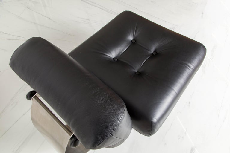 'Alta' Lounge Chair & Ottoman by Oscar Niemeyer for Mobilier Intl, 1970s, Signed For Sale 9