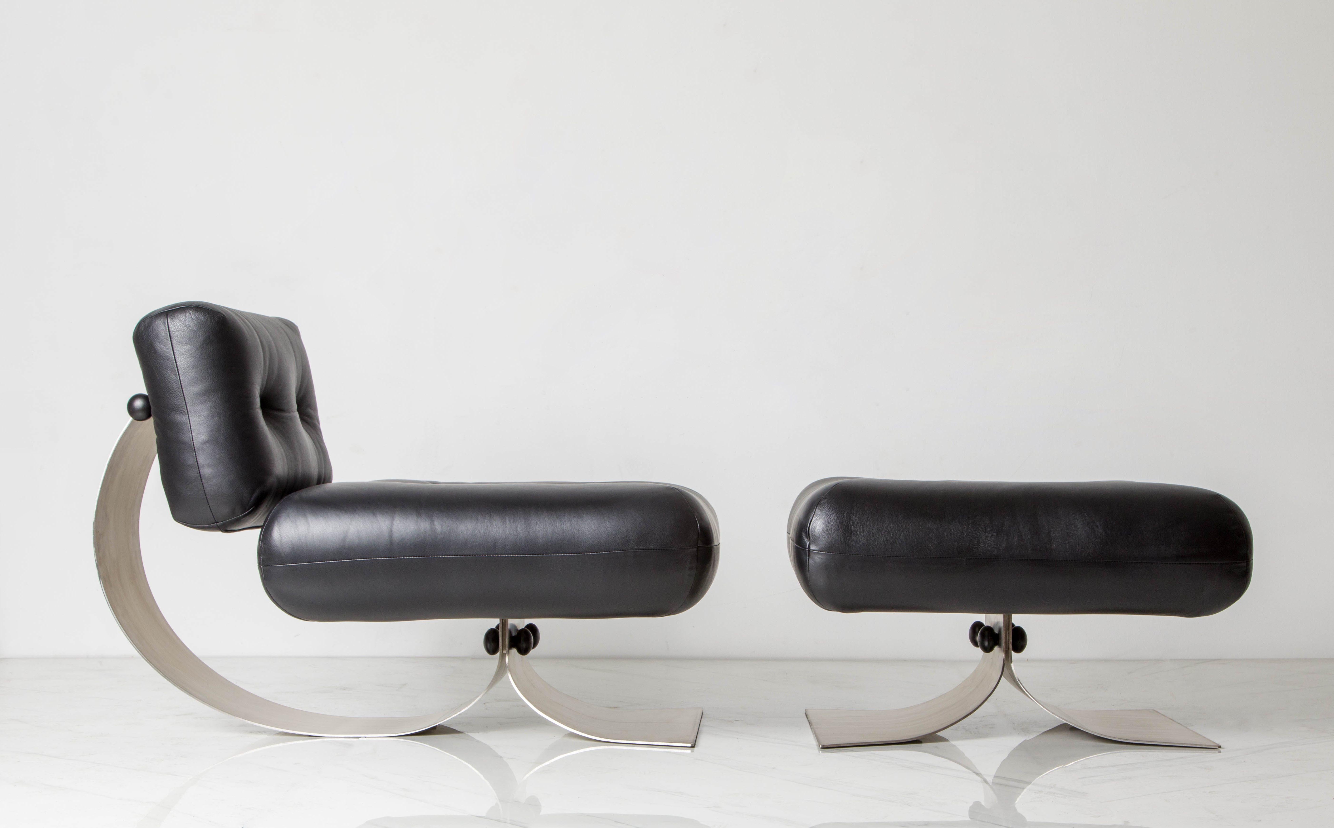 Cette magnifique chaise longue et ce pouf 'Alta' d'Oscar Niemeyer pour Mobilier International (France) sont dotés d'une épaisse structure en acier incurvée et de coussins en cuir noir tufté. L'appui-tête est réglable, comme on peut le voir sur les