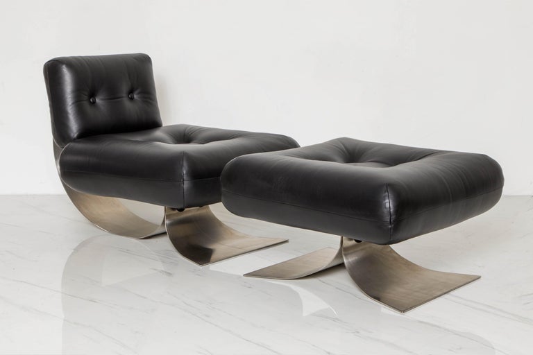 French 'Alta' Lounge Chair & Ottoman by Oscar Niemeyer for Mobilier Intl, 1970s, Signed For Sale