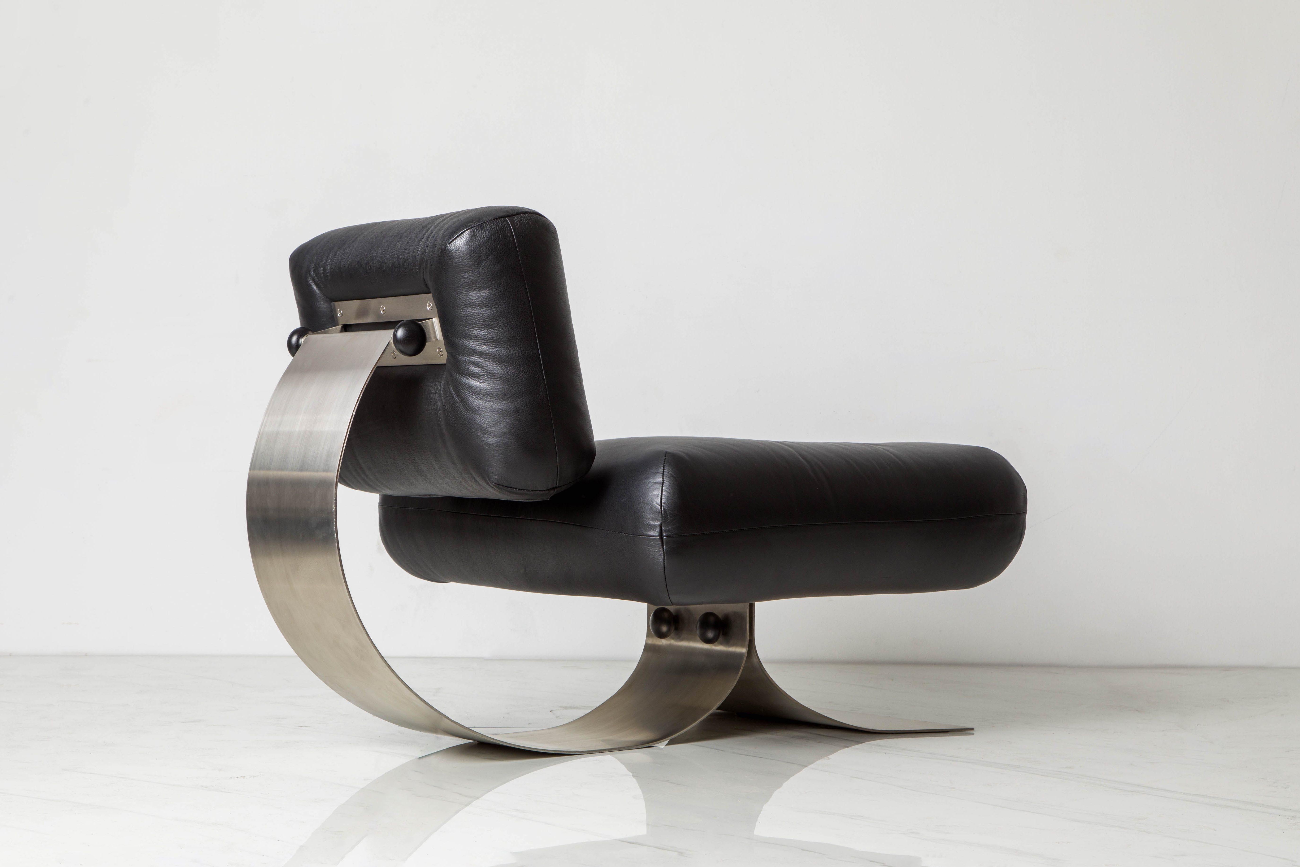 'Alta' Lounge Chair & Ottoman by Oscar Niemeyer for Mobilier Intl, 1970s, Signed In Excellent Condition In Los Angeles, CA