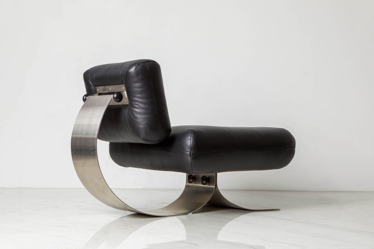 Late 20th Century 'Alta' Lounge Chair & Ottoman by Oscar Niemeyer for Mobilier Intl, 1970s, Signed For Sale