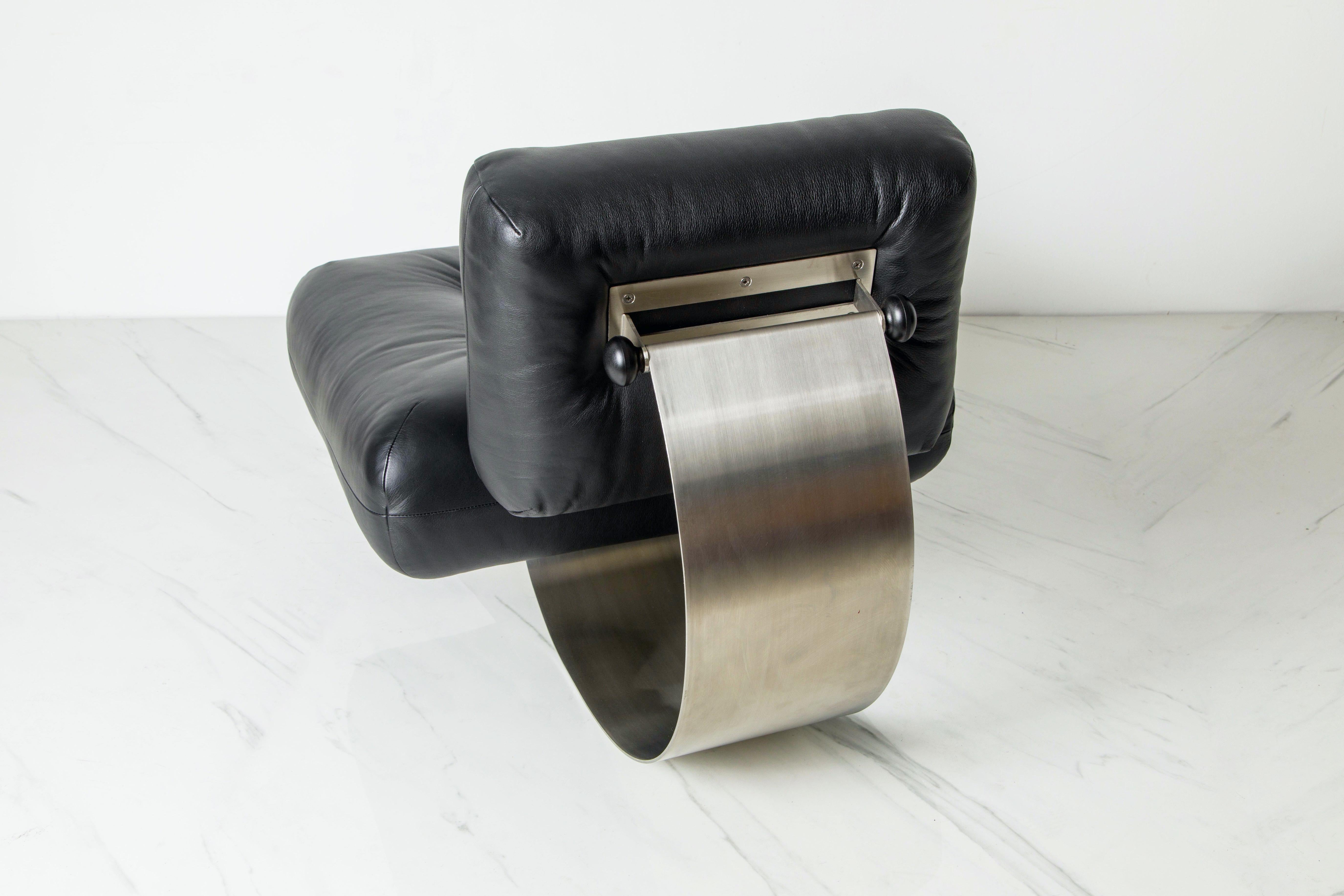 'Alta' Lounge Chair & Ottoman by Oscar Niemeyer for Mobilier Intl, 1970s, Signed 1