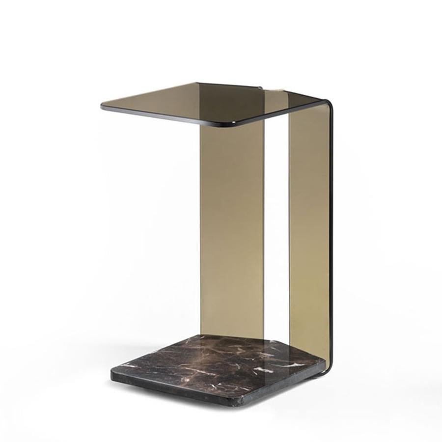Side Table Alta with structure in curved fused glass
10mm thickness, in bronze finish with bottom top in 
brown marble. The upper top can support up to 10kg.
Also available on request with glass in smocked
finish and with bottom top in grey marble,