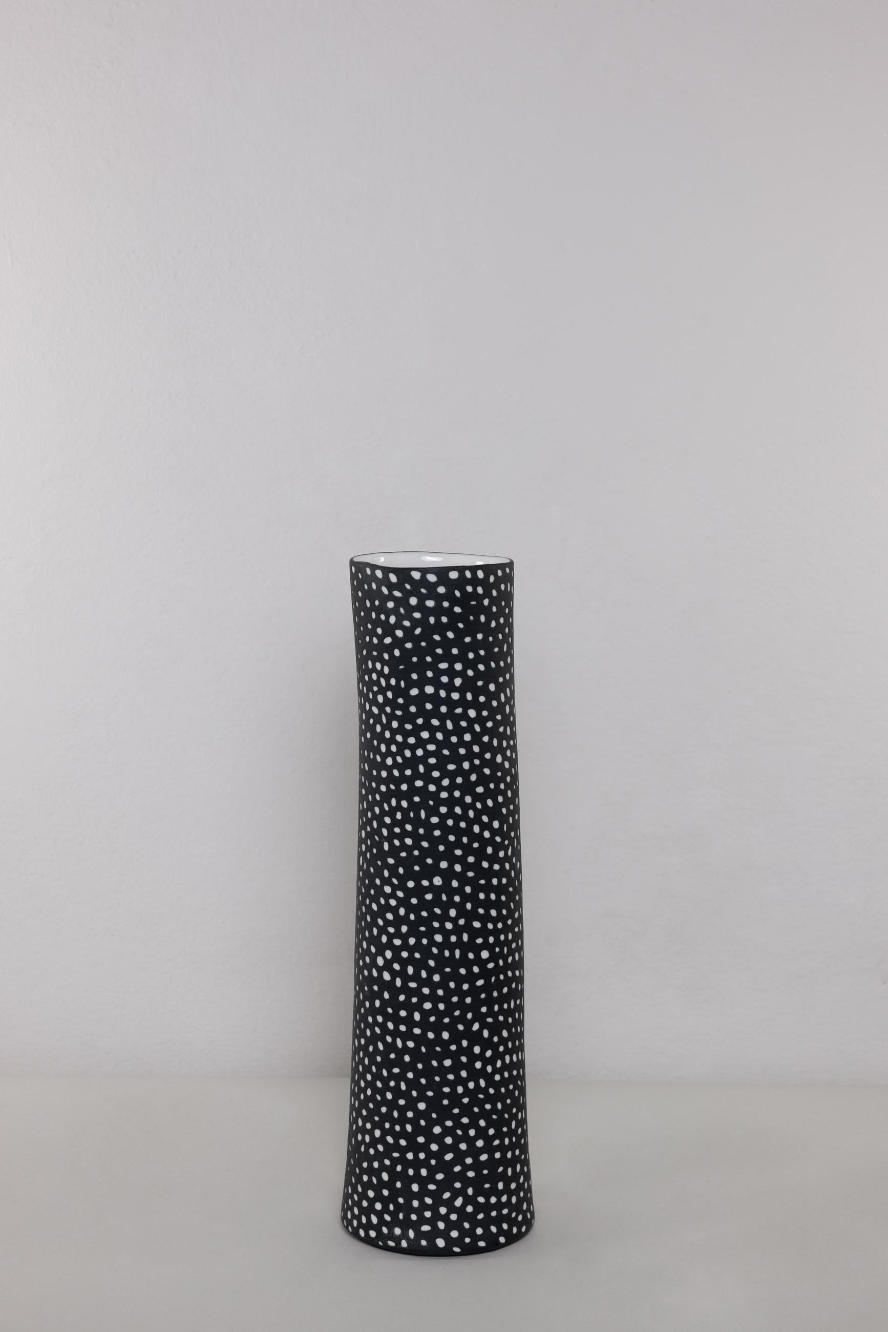 Explora la elegancia del jarrón de porcelana hecho a mano ALTA de la colección MOON de JHA Porcelain. Este impresionante jarrón Alta está elaborado con maestría mediante la técnica tradicional del moldeado en barbotina. La intrincada y laboriosa