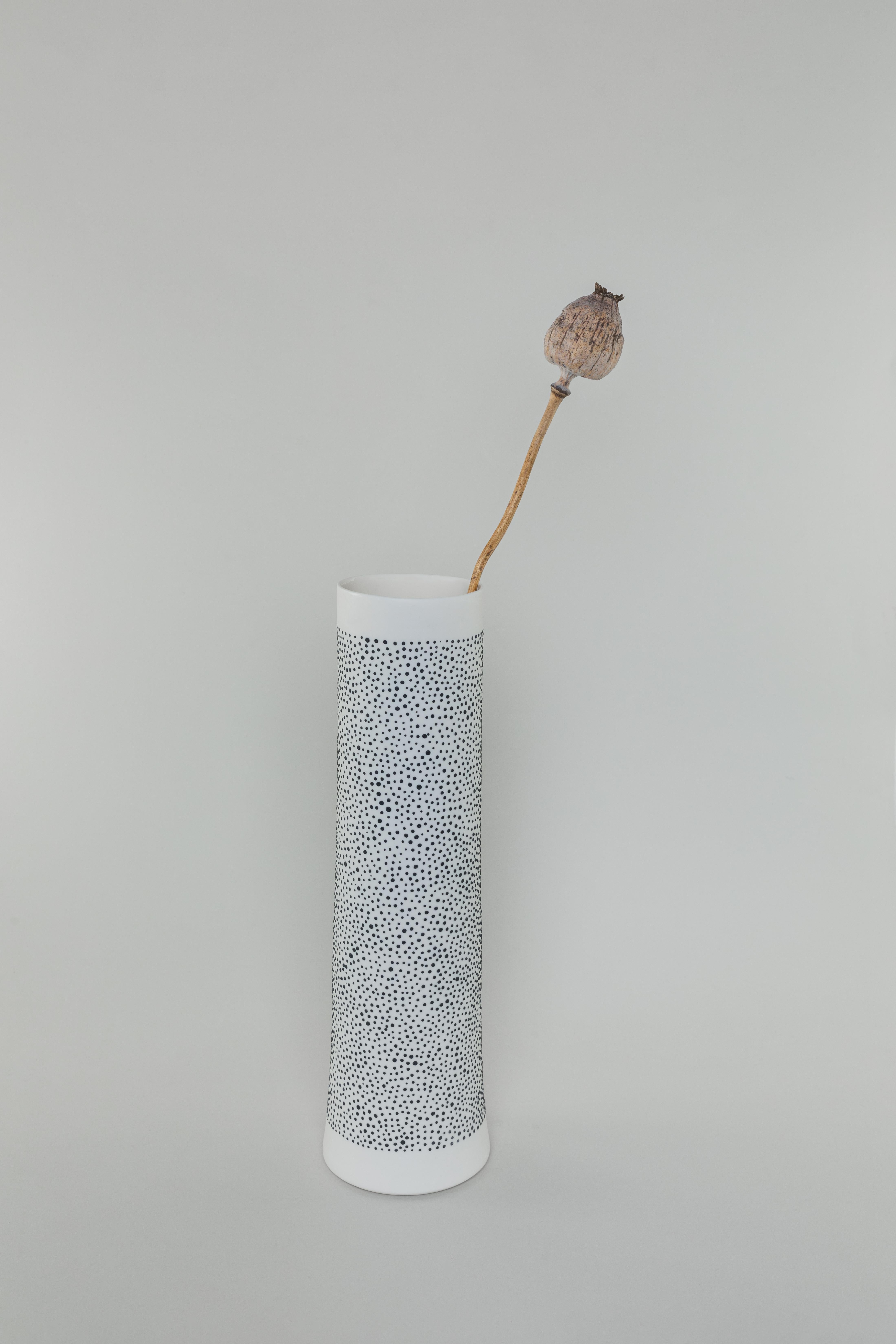 Ti presentiamo il vaso ALTA in porcellana fatta a mano della collezione Dot Dot di JHA Porcelain. L'elegante vaso Alta è realizzato con la tradizionale tecnica della colata in barbottina: ogni superficie è meticolosamente decorata a mano con la