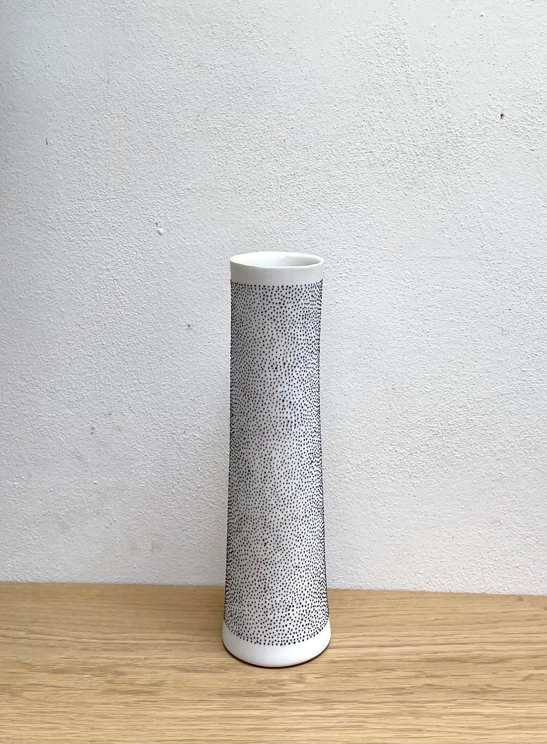 Moderno Vaso ALTA, vaso contemporaneo in porcellana fatto a mano, bianco con punti neri in rilievo in vendita