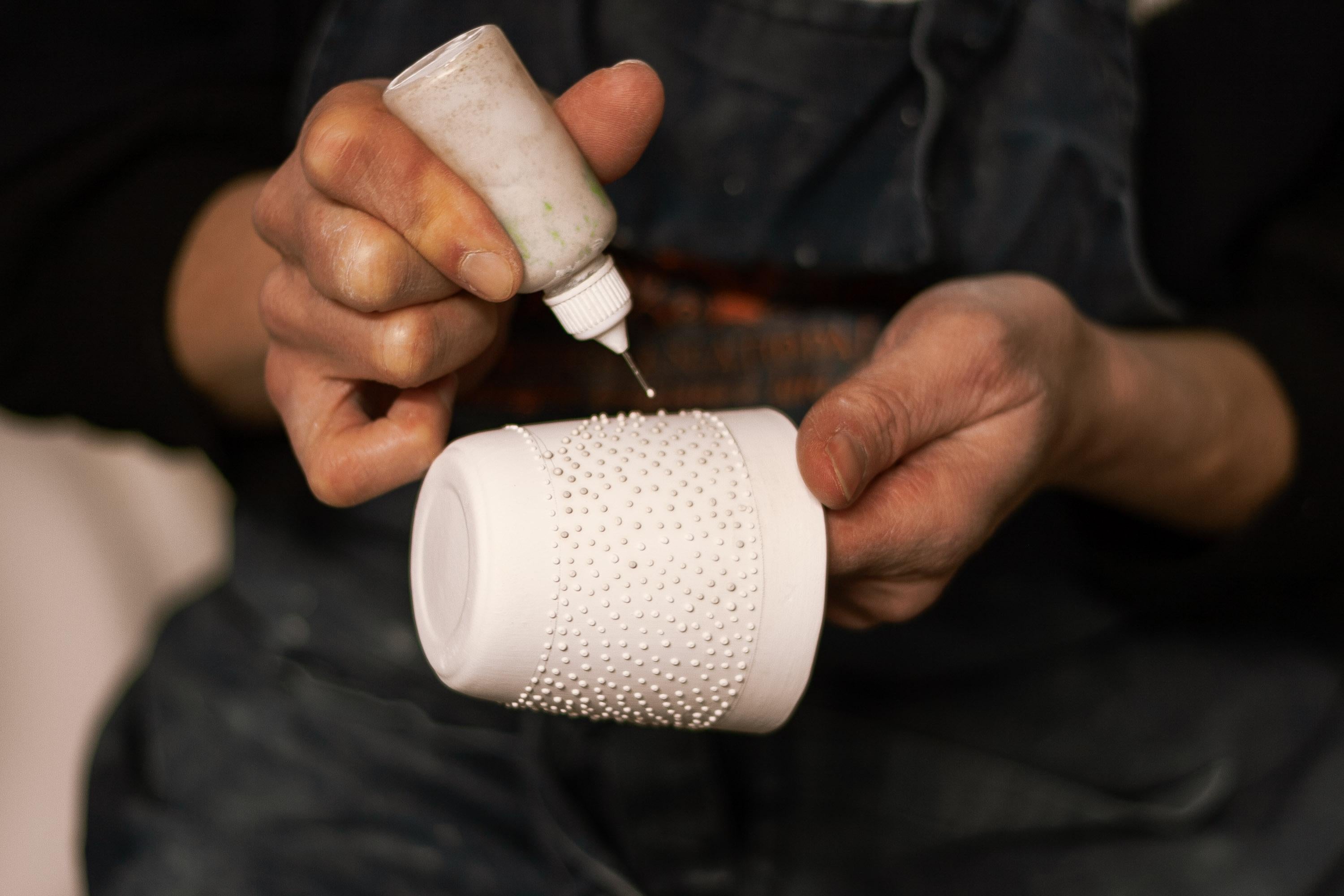 Italiano Vaso ALTA, vaso contemporaneo in porcellana fatto a mano, bianco con punti neri in rilievo in vendita