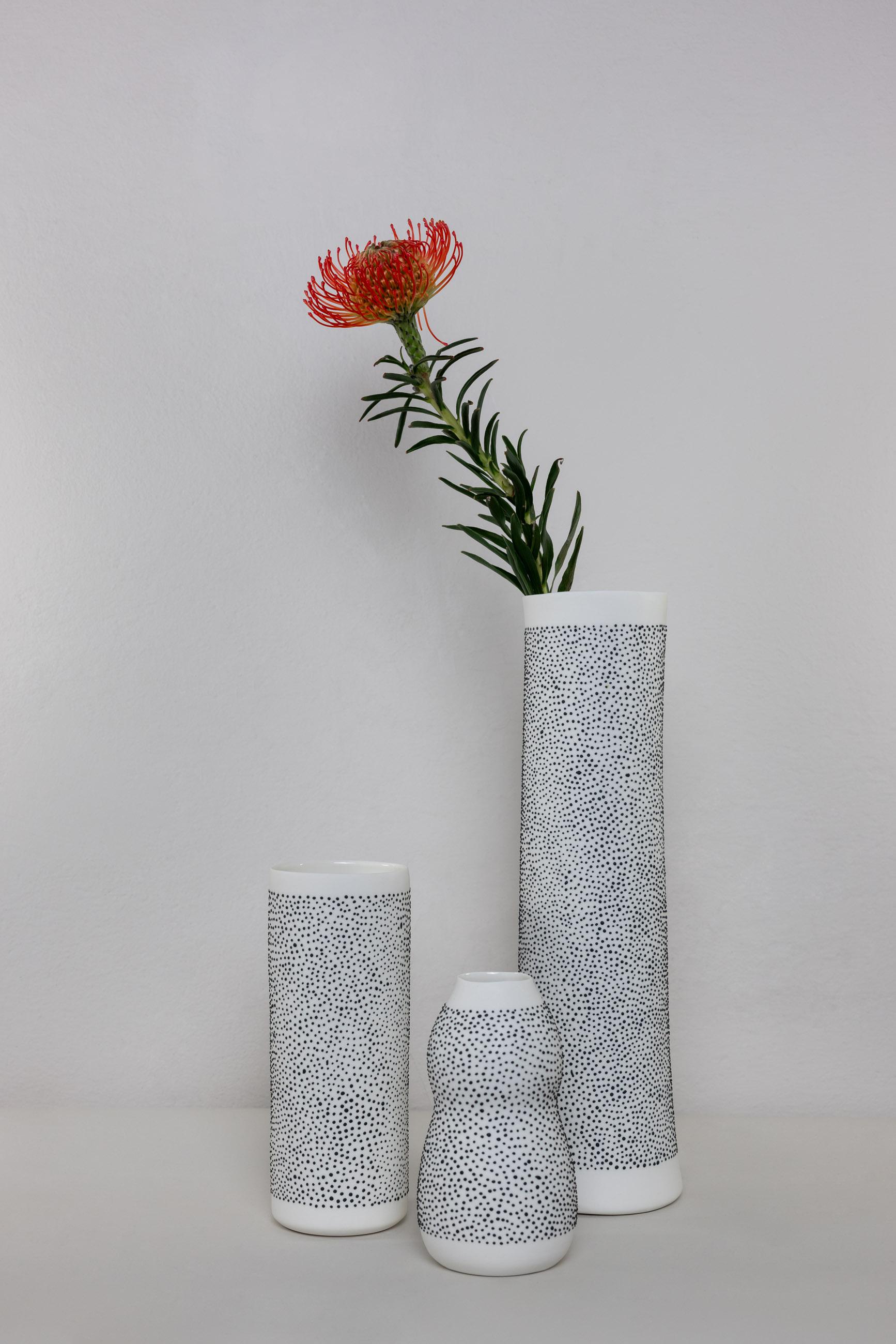 Vaso ALTA, vaso contemporaneo in porcellana fatto a mano, bianco con punti neri in rilievo In condizioni Nuovo in vendita a Firenze, IT