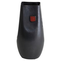 Grand vase Alta en laiton avec pierre semi-précieuse, Viya par Vikram Goyal