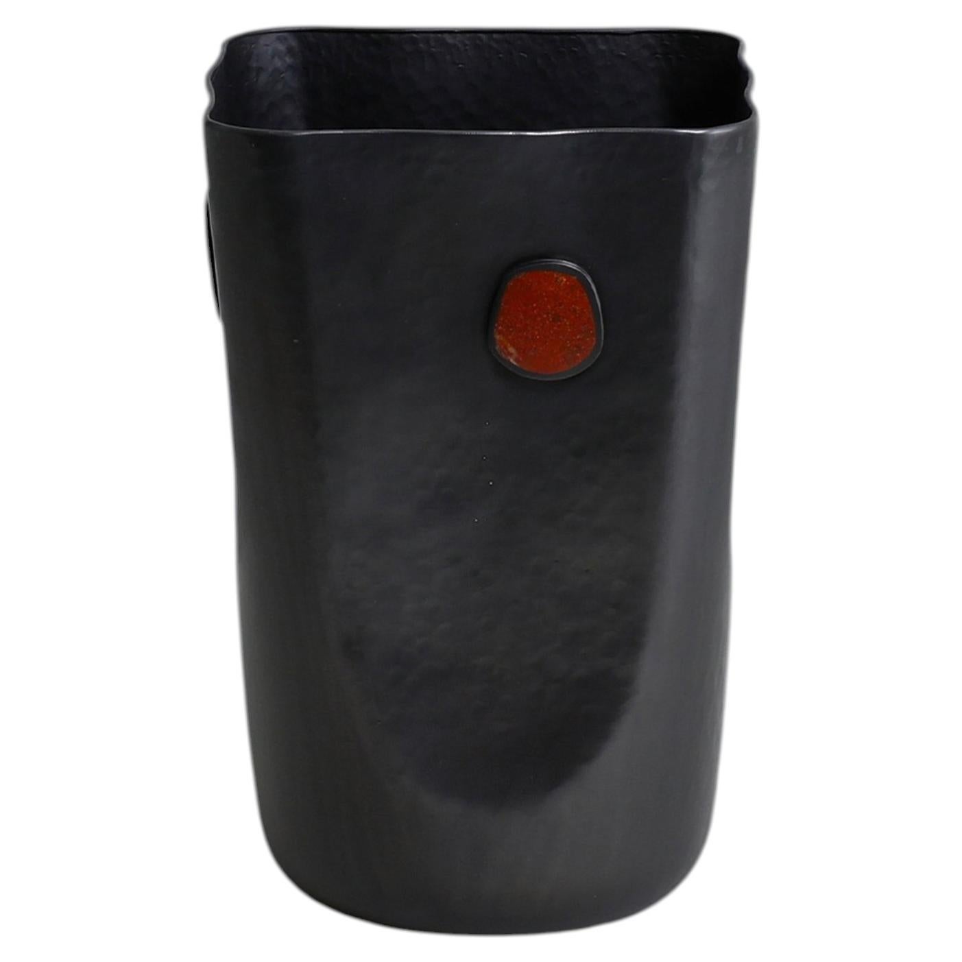 Messingvase mit Halbedelstein-Einsätzen, Alta Medium, Viya von Vikram Goyal im Angebot