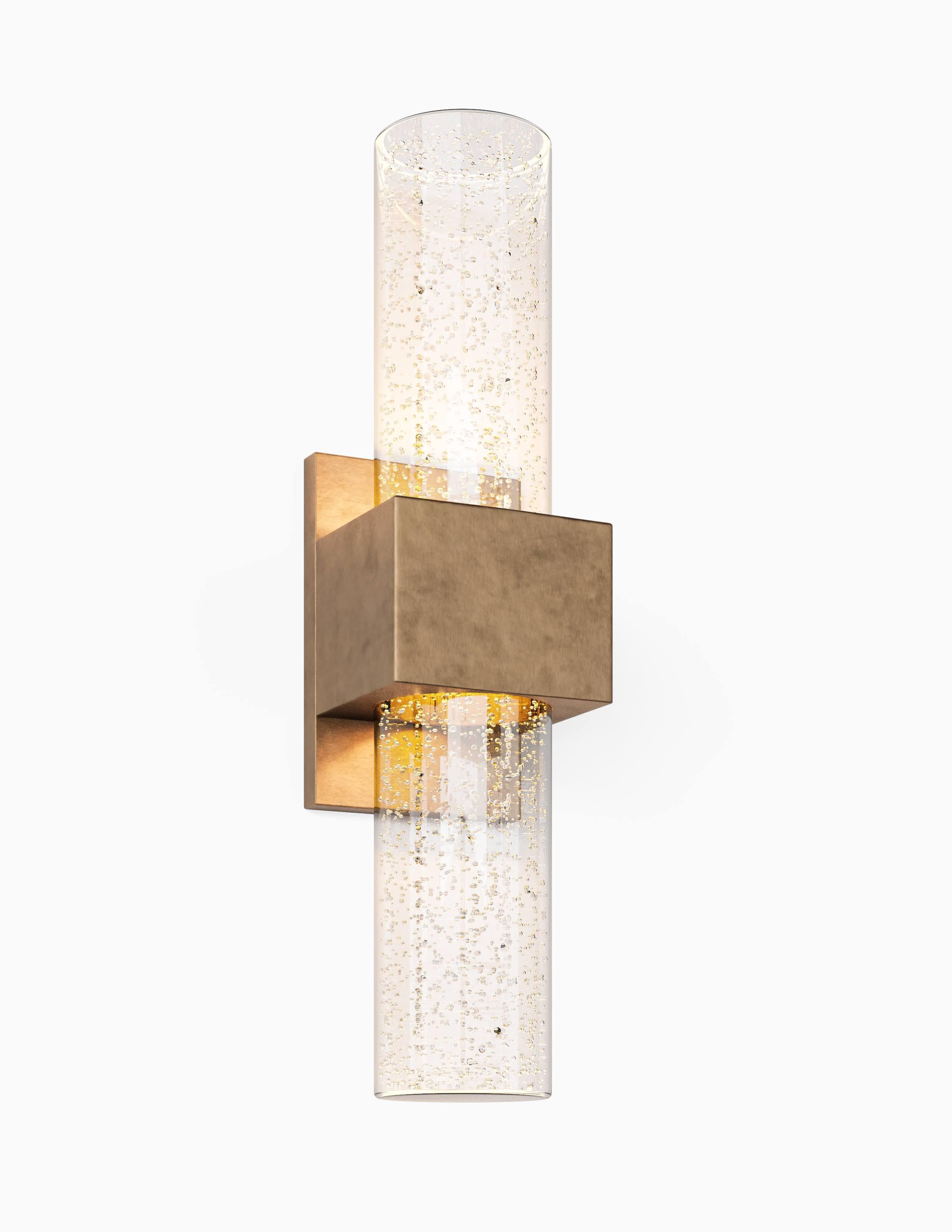 Elegante y arquitectónico, el aplique Alta de Brian Chaaban aporta un refinado sentido del equilibrio y la materialidad a cualquier interior. Un soporte metálico central ancla un cilindro de cristal acabado a mano, emitiendo un suave resplandor que