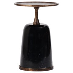 Table d'Appoint Basse Altai en Bronze Moulé et Marbre Marquina Noir par Elan Atelier