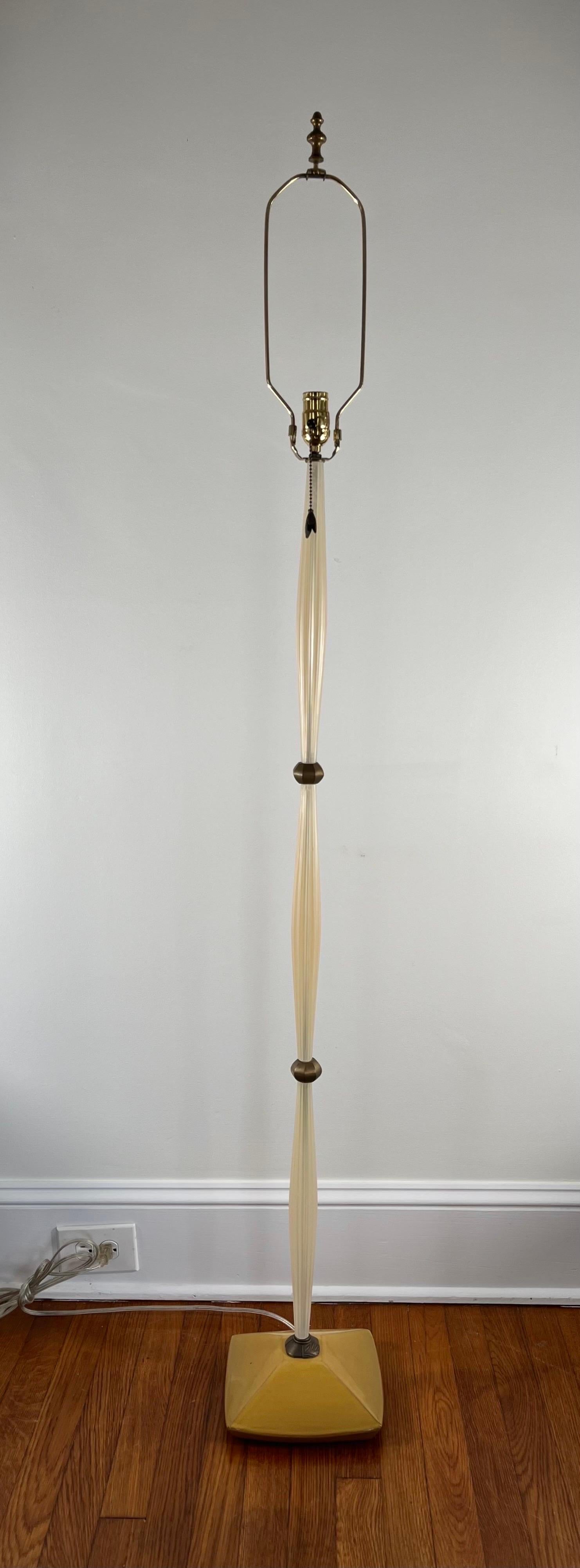 Altamira Stehlampe von Michael Lamar, Harlekin-Design (Arts and Crafts) im Angebot