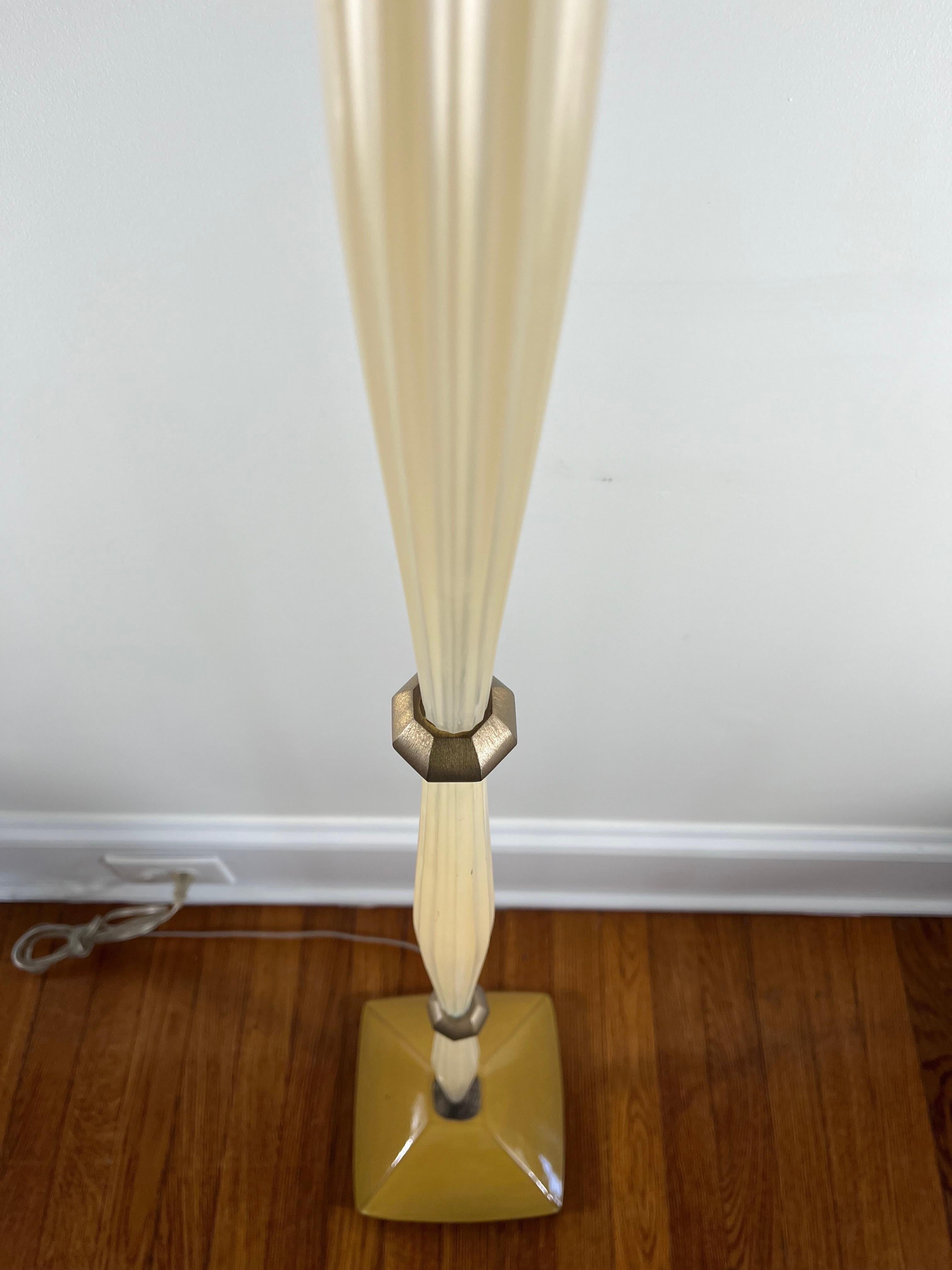 Altamira Stehlampe von Michael Lamar, Harlekin-Design (Terrakotta) im Angebot