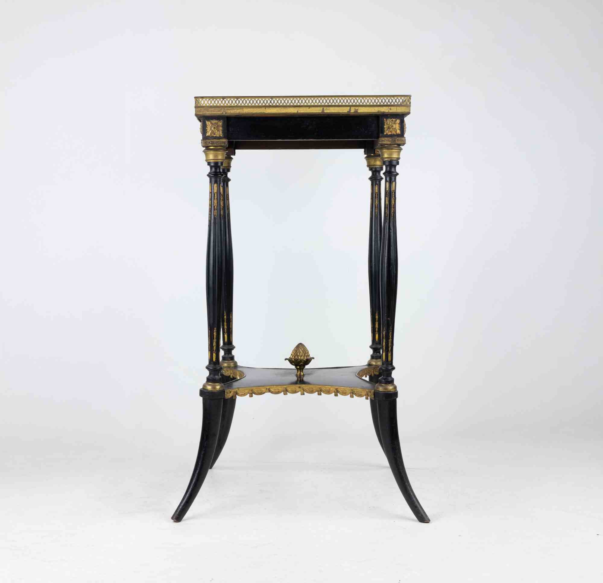 Antiguo mueble altana Napoleón III realizado en el siglo XIX en Francia.

Madera de ébano y metal dorado.

Muy buen estado.