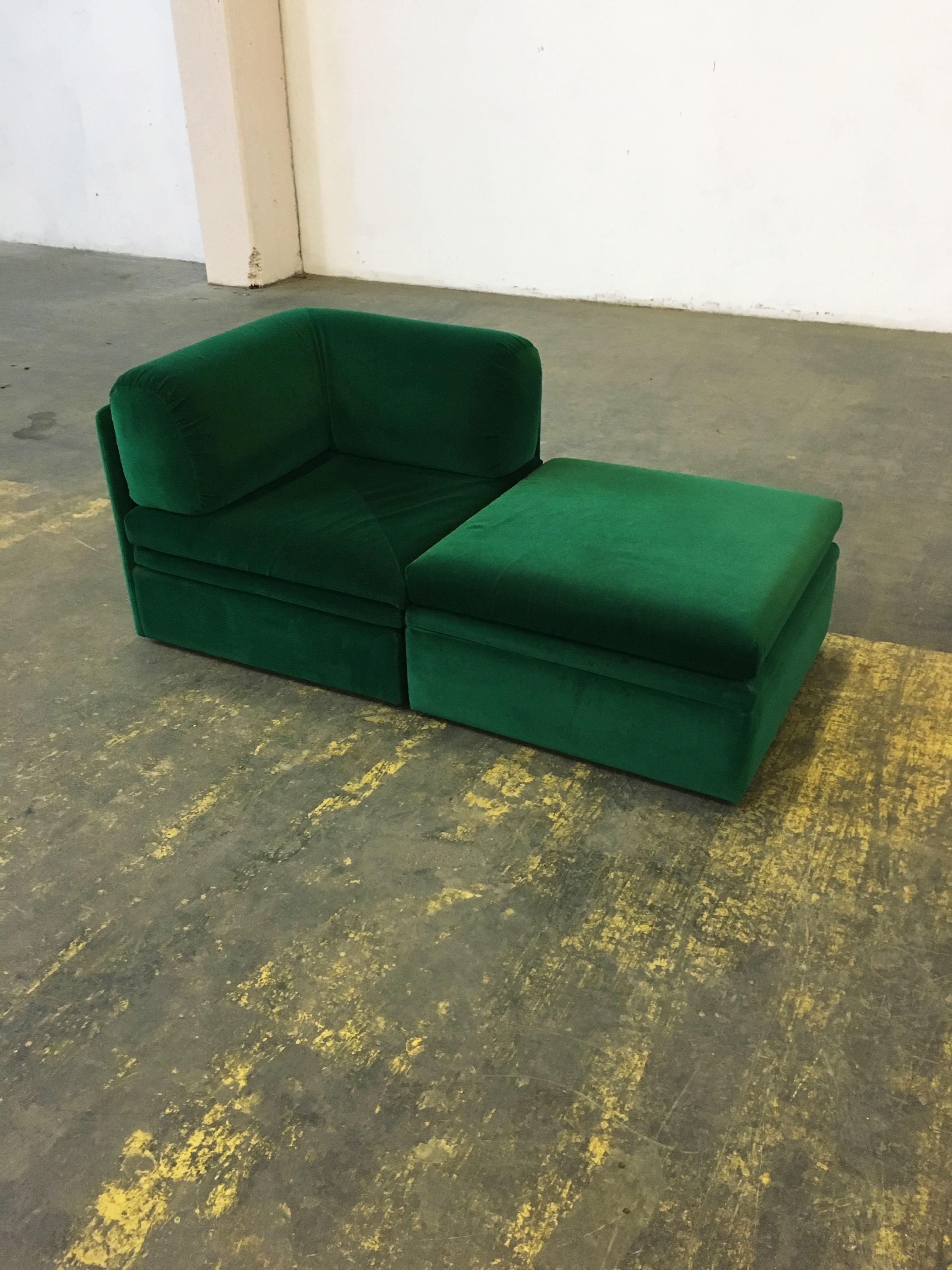 Lovely vintage Altana Divani and Poltrone daybed sectional sofa in original emerald green velvet, Italy 1970s. This two-piece modern Italian small sectional sofa or petite daybed (with built in storage ottoman) is simply sensational. Good and clean