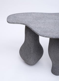 Consolle per altare in roccia vulcanica nera e granito nero di Agnes Studio