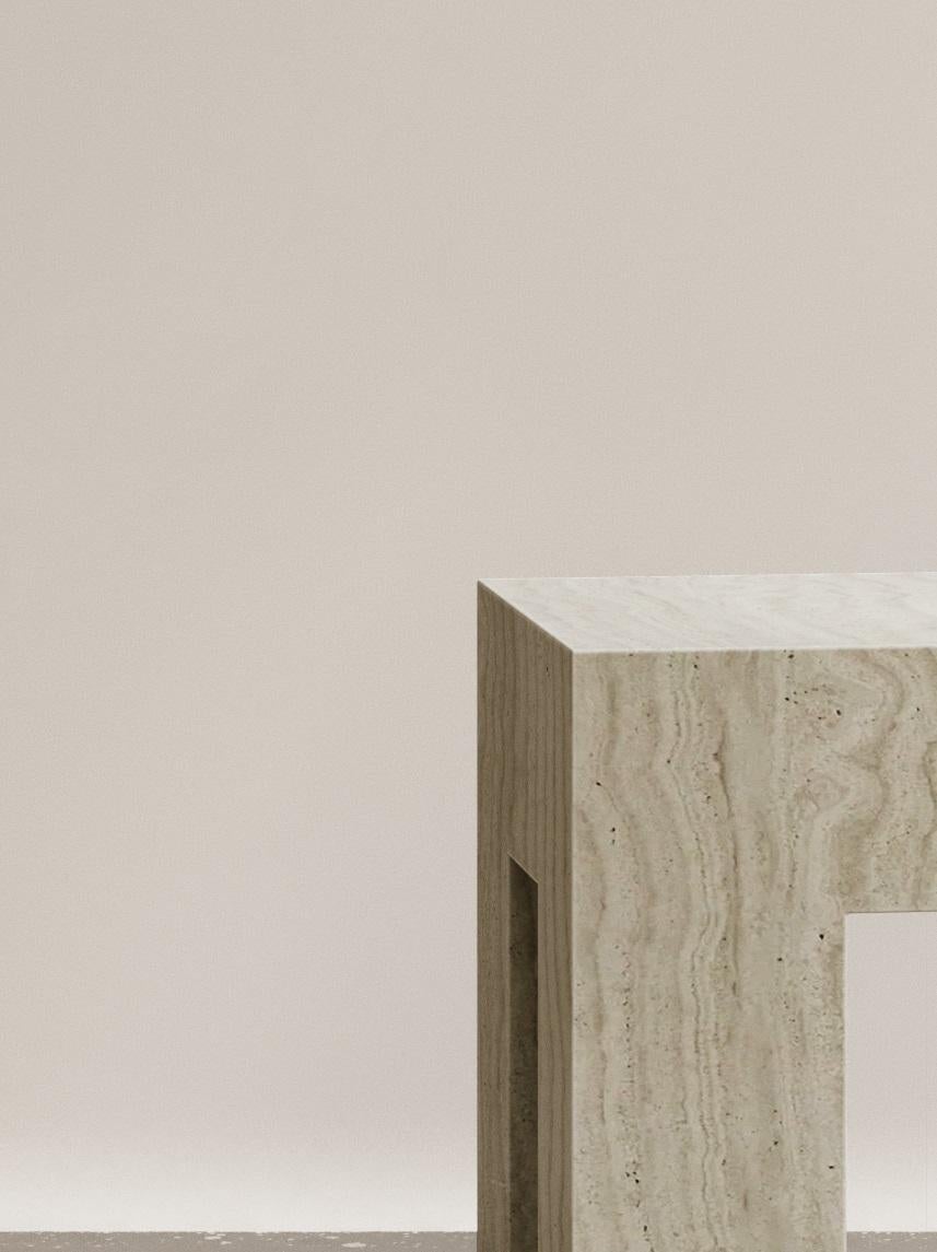 Moderno Gueridon d'altare in travertino Navona levigato intagliato a mano di Paloma Editions in vendita