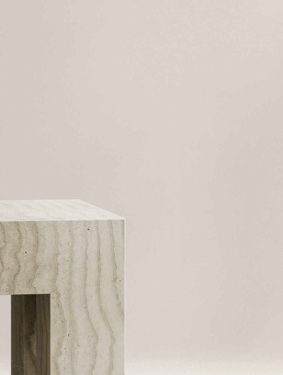 Italiano Gueridon d'altare in travertino Navona levigato intagliato a mano di Paloma Editions in vendita