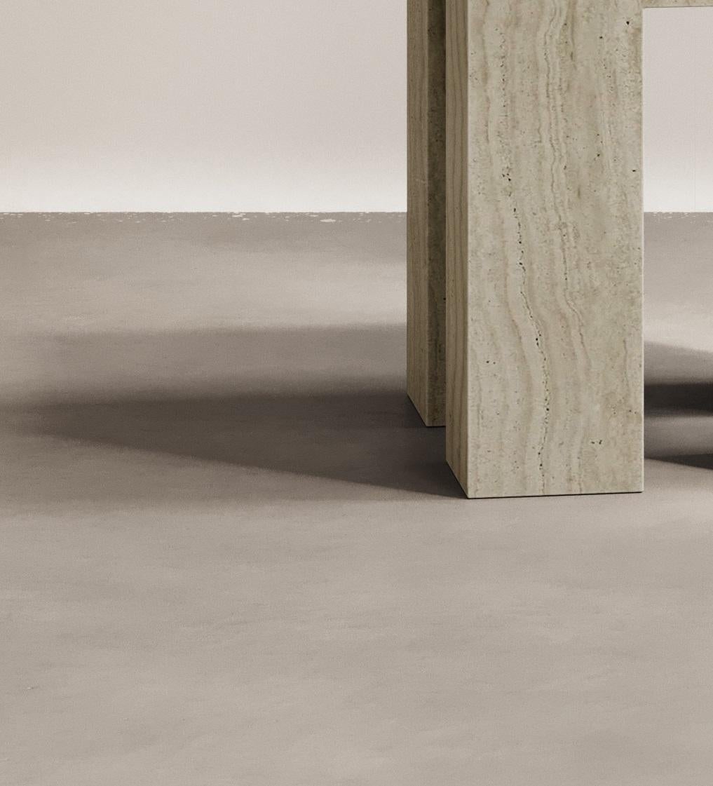 Altro Gueridon d'altare in travertino Navona levigato intagliato a mano di Paloma Editions in vendita