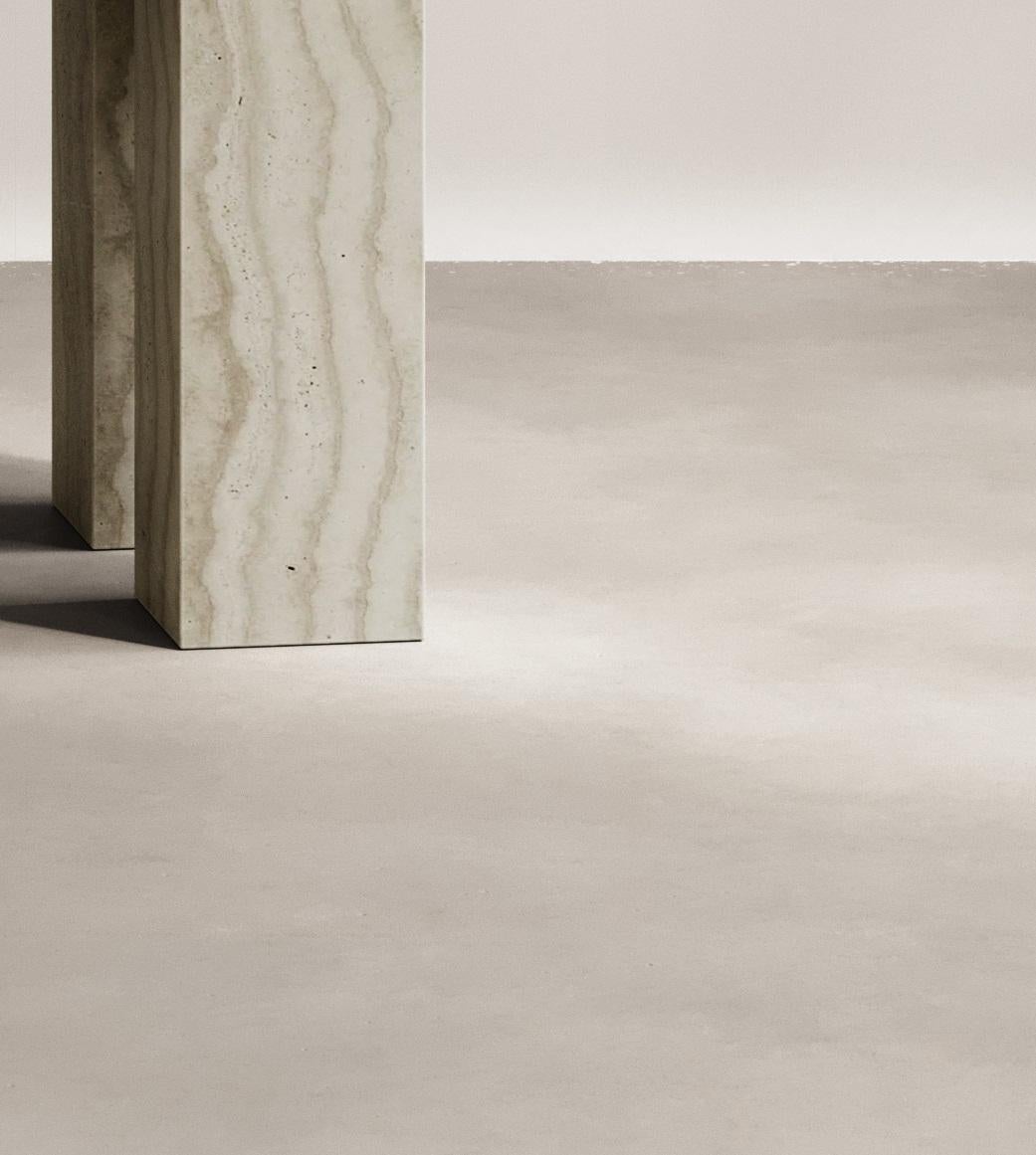 Gueridon d'altare in travertino Navona levigato intagliato a mano di Paloma Editions In condizioni Nuovo in vendita a Geneve, CH