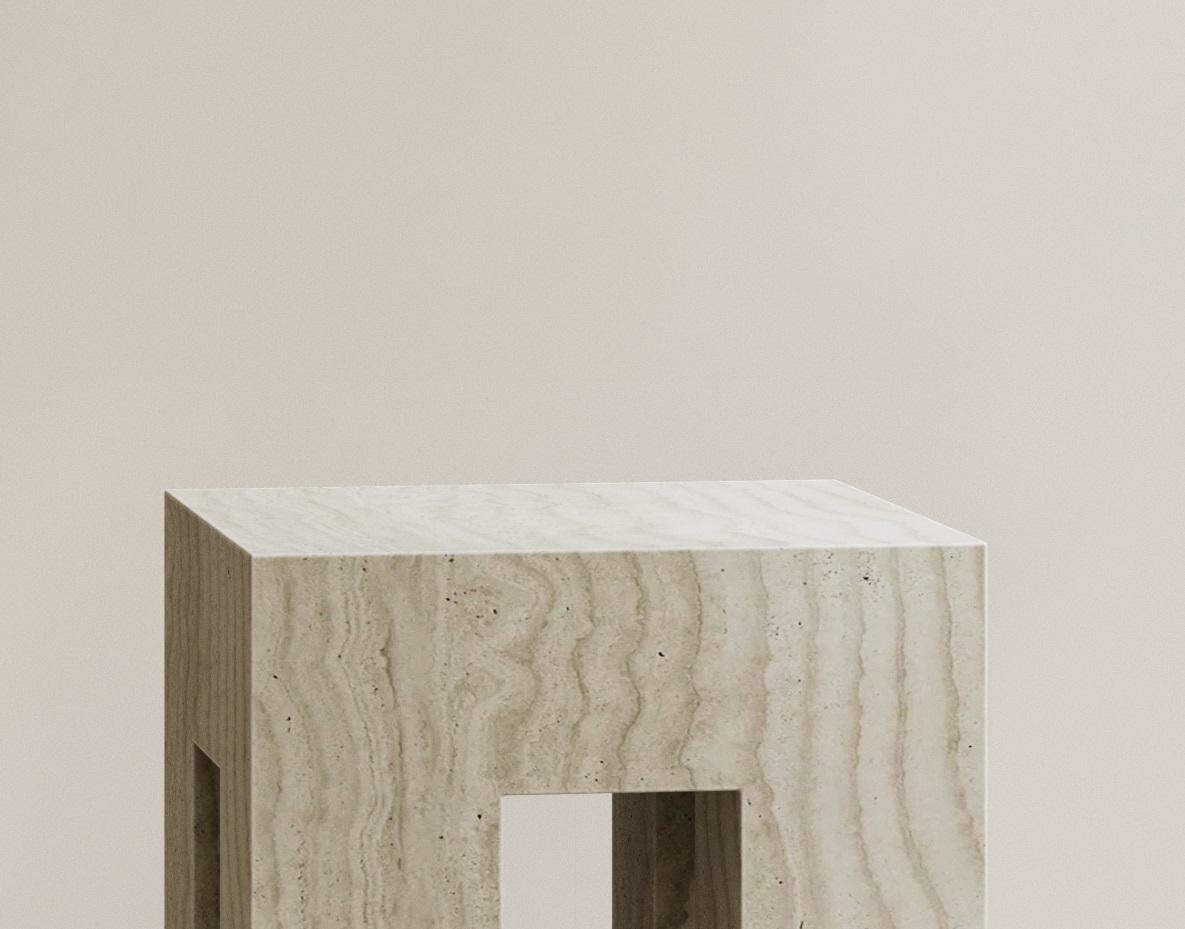 XXI secolo e contemporaneo Gueridon d'altare in travertino Navona levigato intagliato a mano di Paloma Editions in vendita