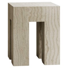 Gueridón de Altar en Travertino Navona Honrado Tallado a Mano by Paloma Editions