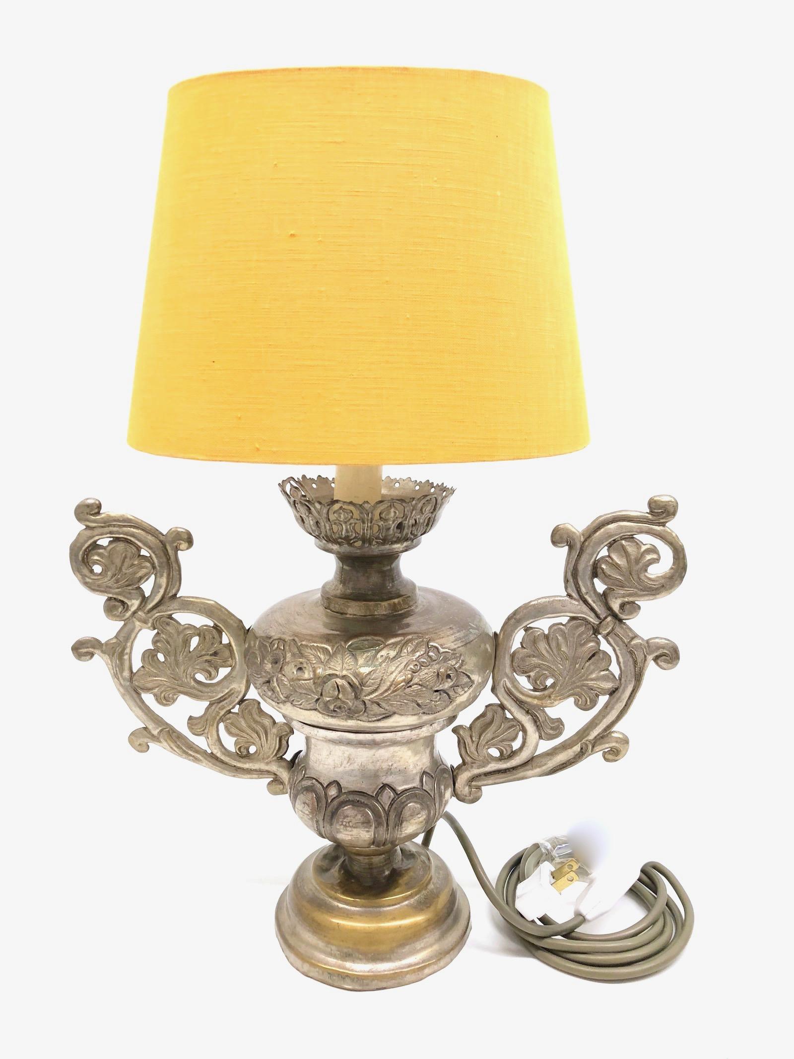 Cet exquis vase d'autel du milieu du XVIIIe siècle a été transformé en une belle lampe de table dans les années 1950. Il dispose d'une prise américaine, fonctionne tel quel avec une ampoule E14 / 110 volts, jusqu'à 40 watts.
 