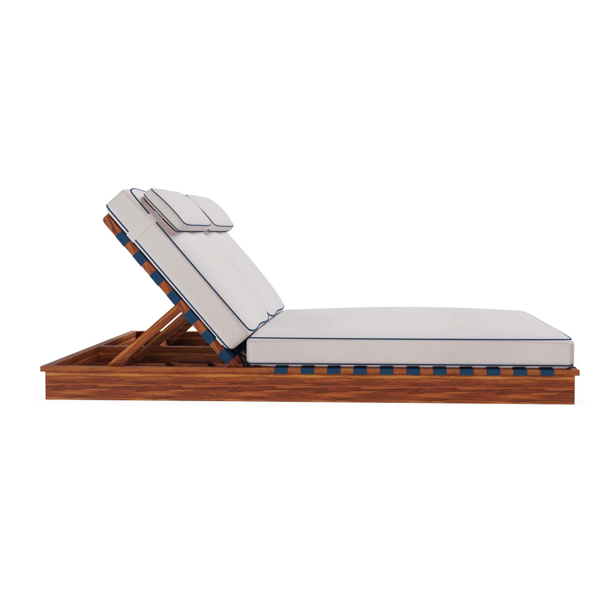 Il lettino Altea, creato in collaborazione con Mediterrazza, incarna l'essenza dell'arredamento di lusso per esterni. Progettato per la vita costiera, questo lettino prendisole doppio presenta uno schienale in corda sintetica intrecciata abbinato a