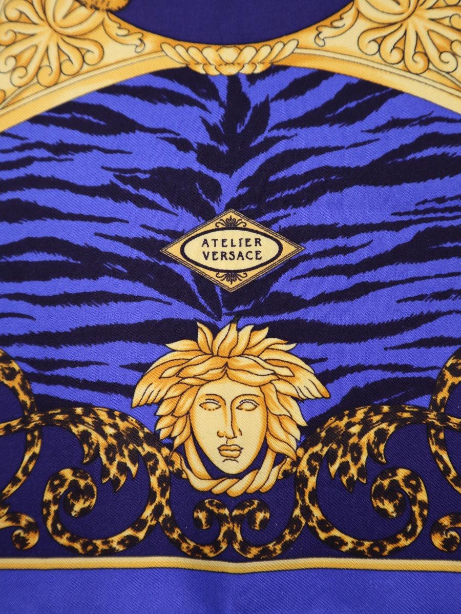 Issue de la collection de Versace des années 90, cette écharpe en soie Altelier Versace est centrée sur un léopard doré, des imprimés léopard sur toute la surface et le logo méduse. Serpentée à la main, 45cmX45cm.

Fonctionnalité
Couleur : bleu et