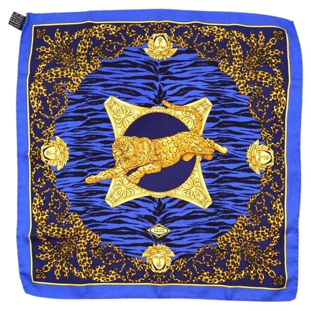 Écharpes CARF VERSACE LEOPARD en soie imprimée Méduse bleue et or pour femmes en vente