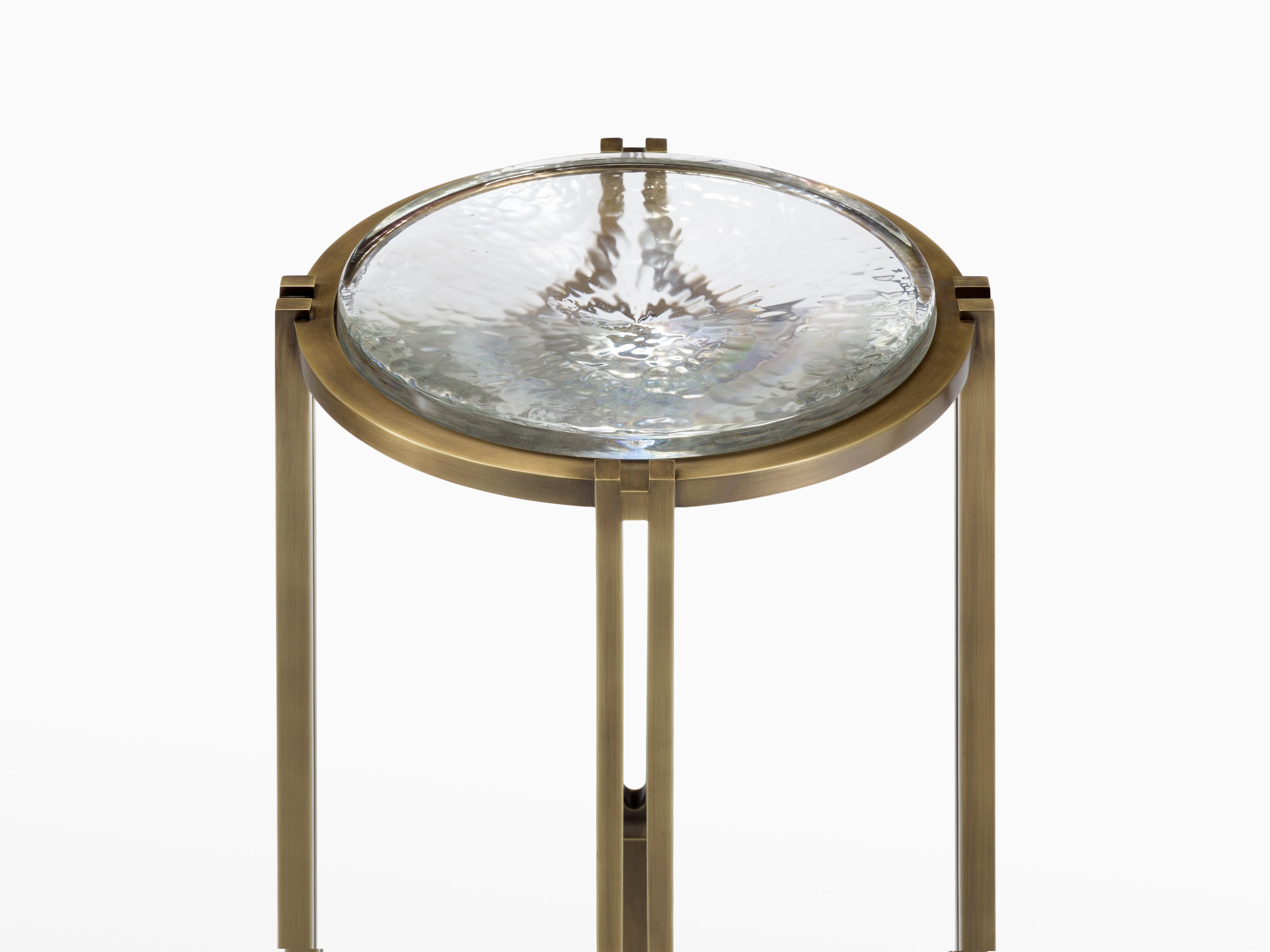 Moderne Table d'appoint Alter en métal et verre moulé en vente