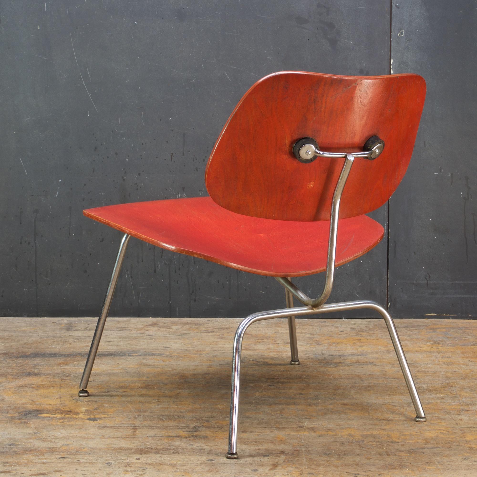 1950 Rotes Analinesperrholz Eames Lounge Chair Herman Miller LCM hinzugefügt JFK Bolts (Moderne der Mitte des Jahrhunderts) im Angebot