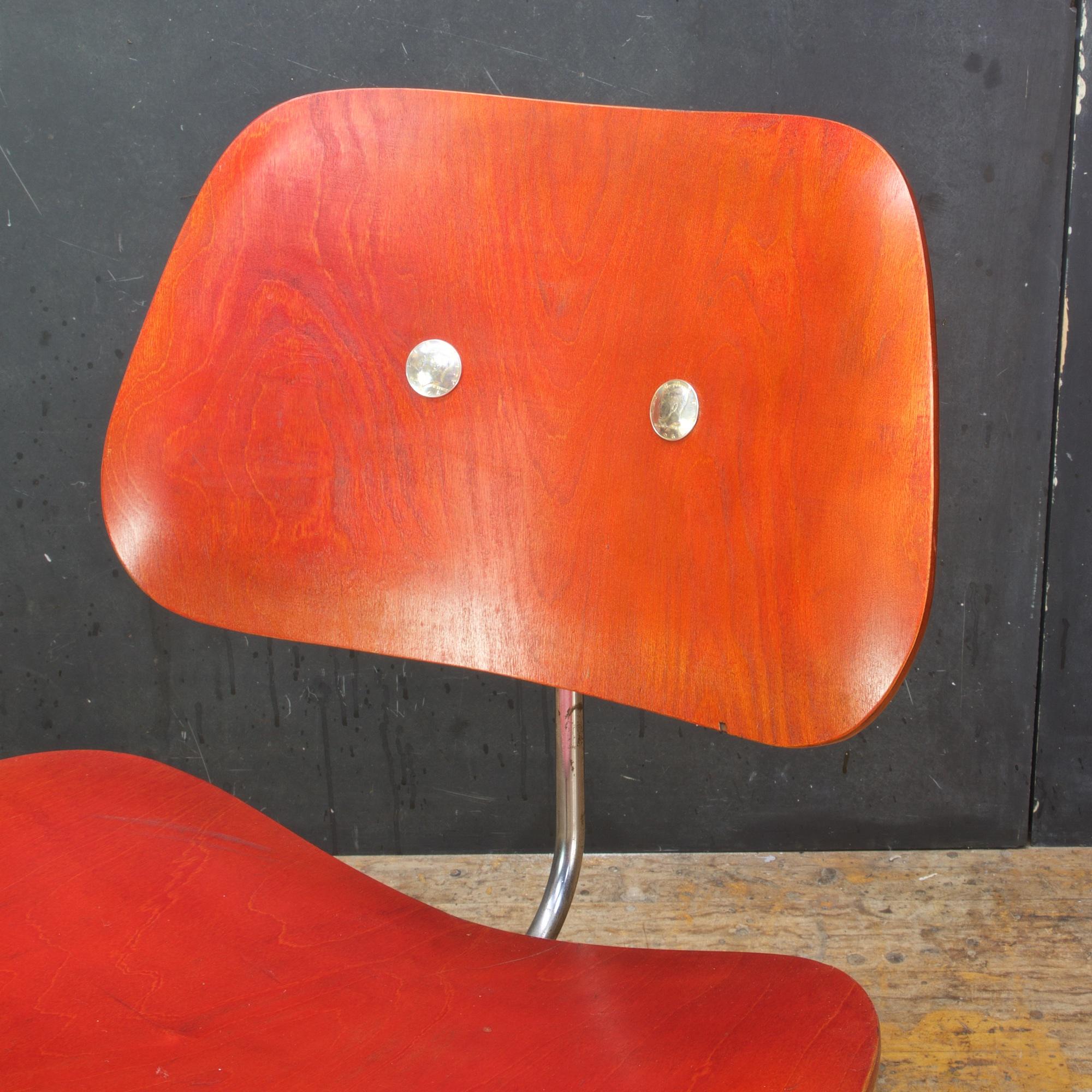 1950 Rotes Analinesperrholz Eames Lounge Chair Herman Miller LCM hinzugefügt JFK Bolts (amerikanisch) im Angebot