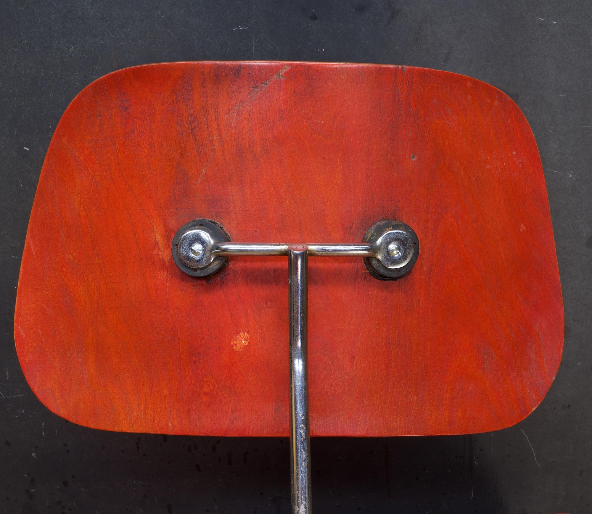 1950 Rotes Analinesperrholz Eames Lounge Chair Herman Miller LCM hinzugefügt JFK Bolts (Gebeizt) im Angebot