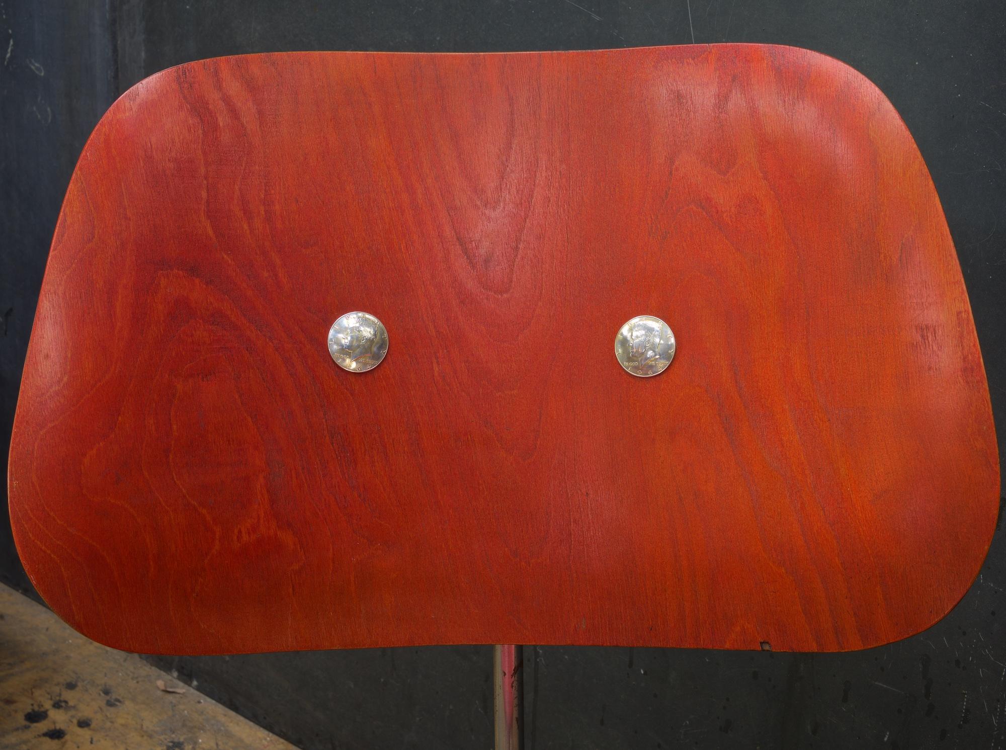 1950 Rotes Analinesperrholz Eames Lounge Chair Herman Miller LCM hinzugefügt JFK Bolts (Sperrholz) im Angebot